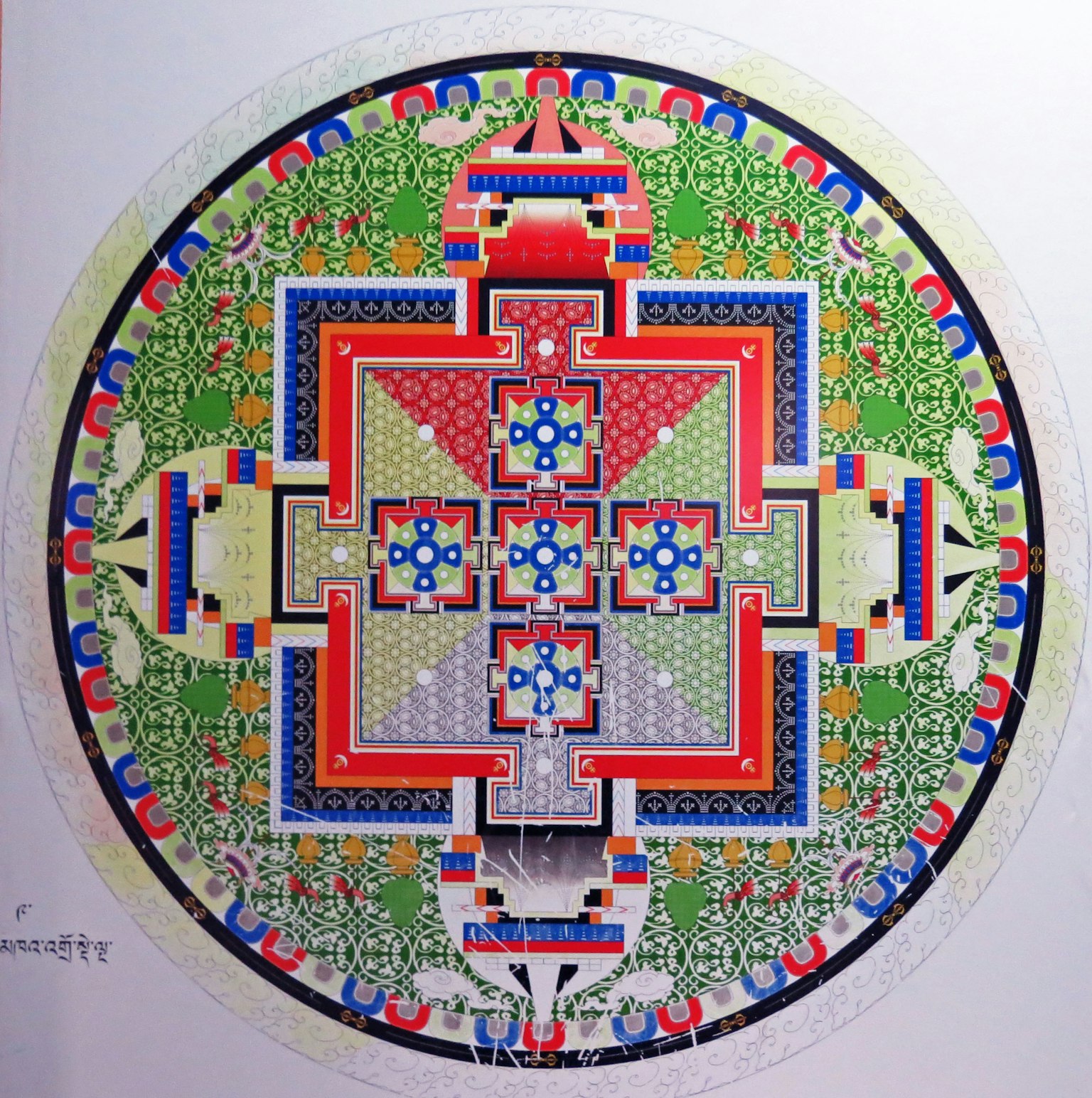 Design de mandala coloré avec une forme de croix centrale