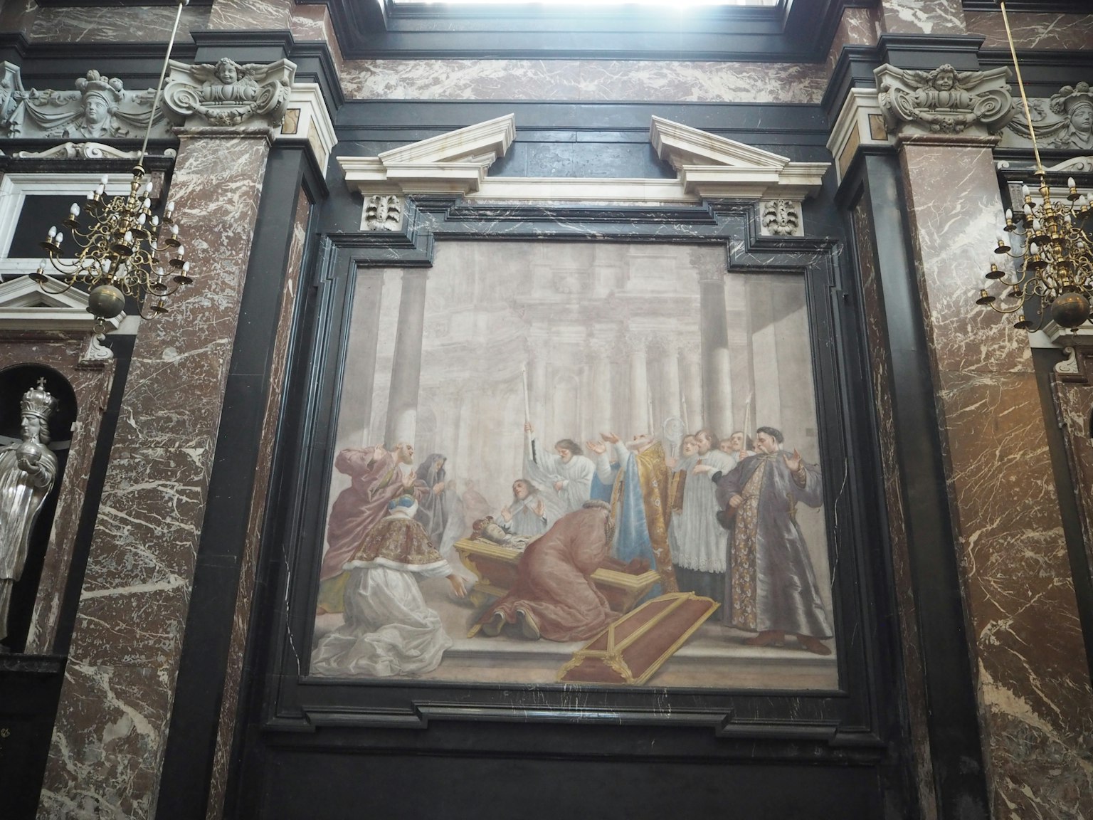 Intérieur d'une église avec une peinture religieuse et des sculptures détaillées