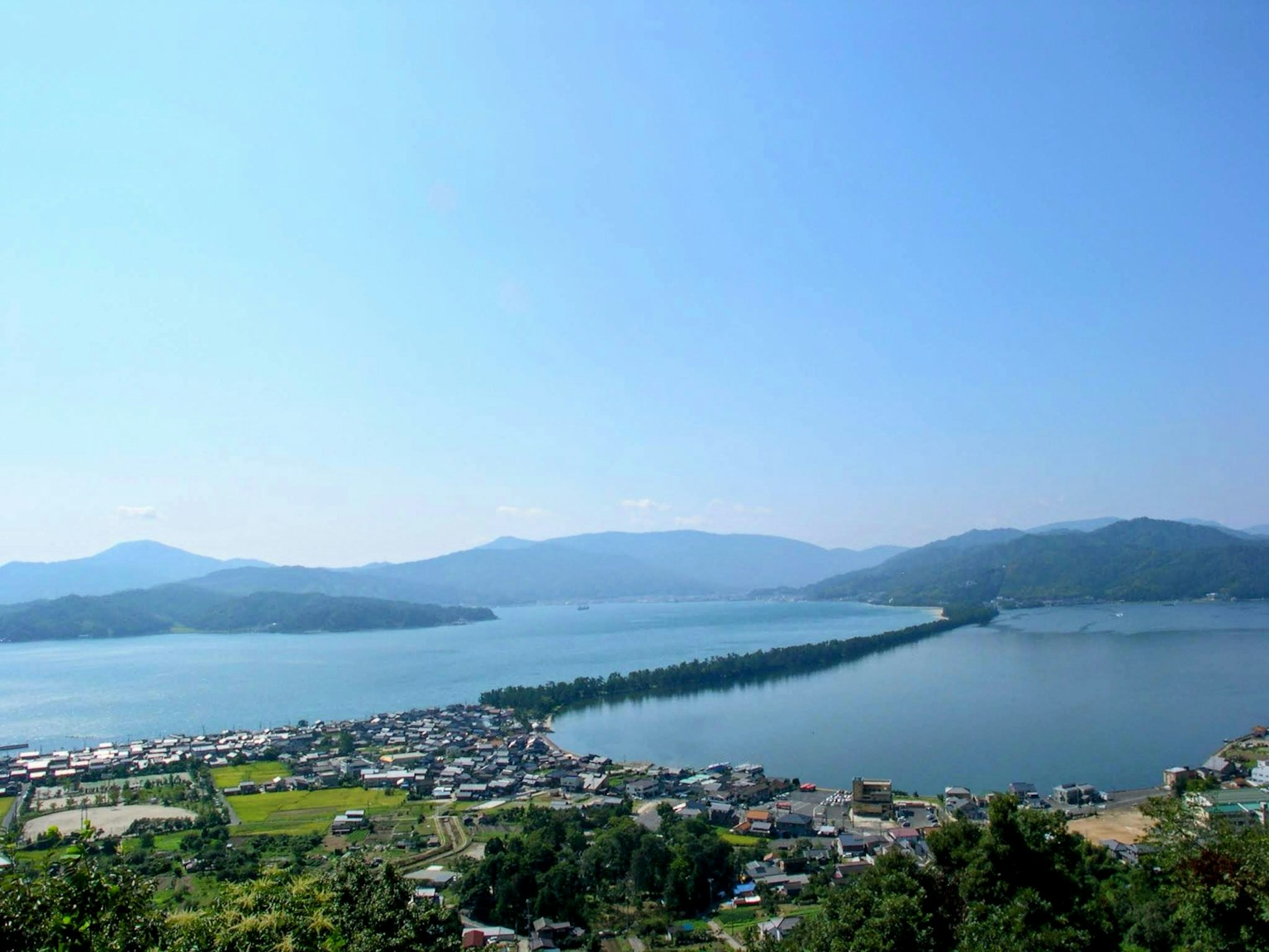湖泊的風景藍天綠丘小村莊