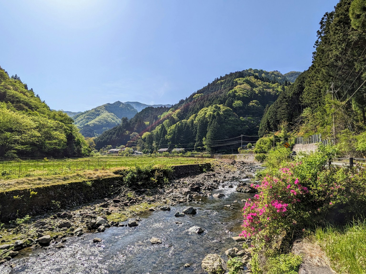 Vue pittoresque de montagnes et d'une rivière sous un ciel bleu clair Montagnes verdoyantes et berge rocheuse de la rivière