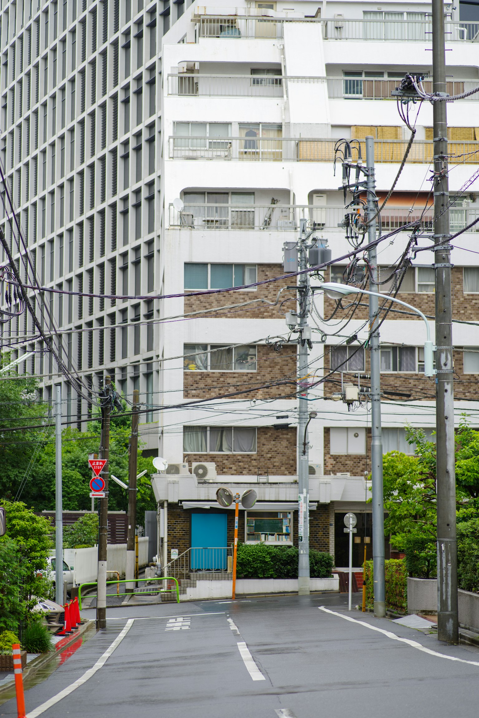 Contrasto tra un vecchio edificio e un grattacielo moderno in un paesaggio urbano