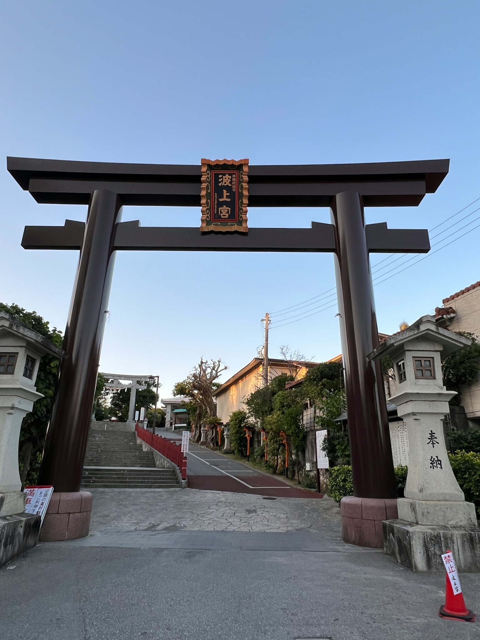 Gerbang torii besar yang menandai pintu masuk kuil dengan tangga