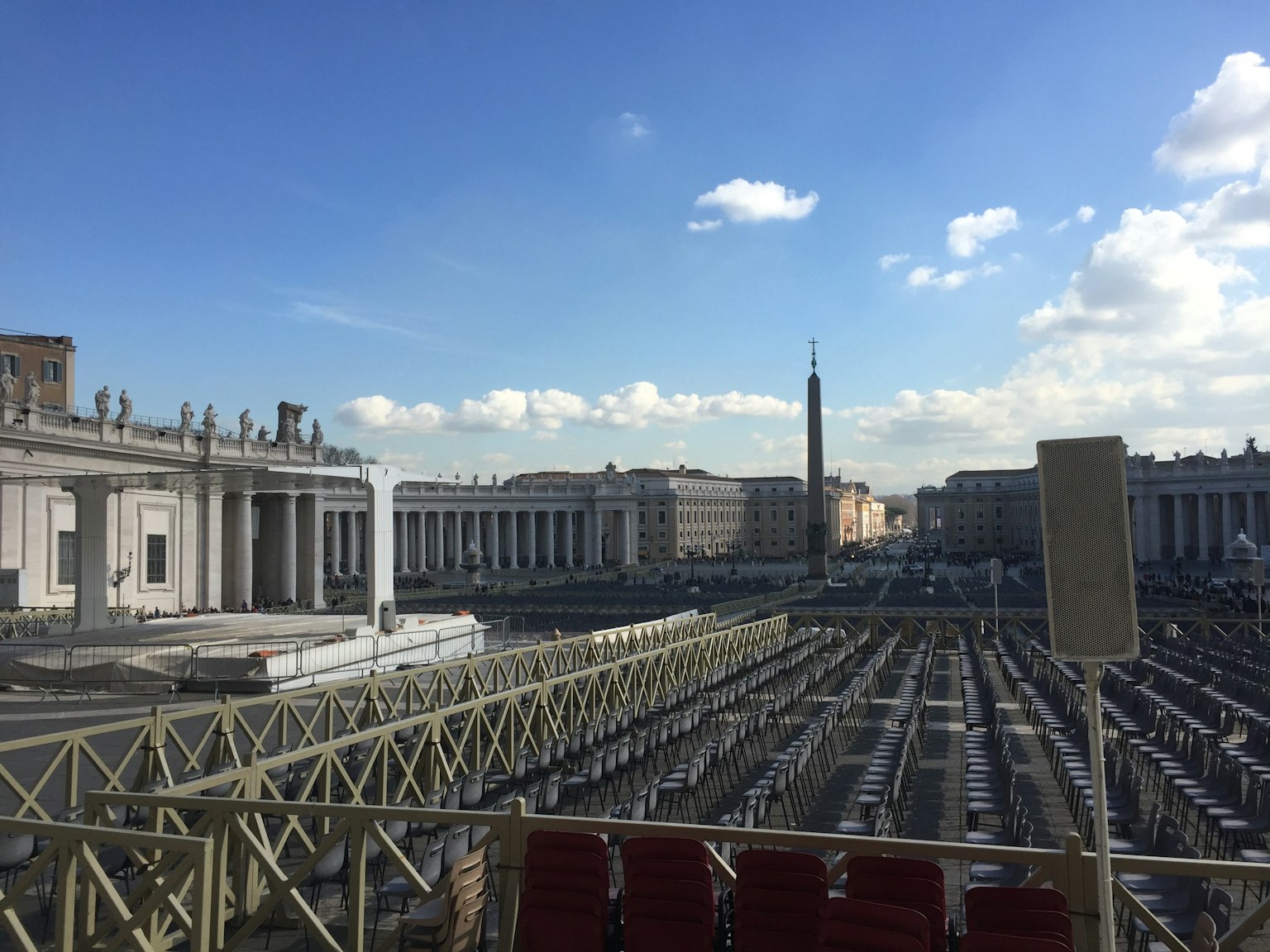 Vista de la Plaza de San Pedro en el Vaticano con cielo azul y nubes