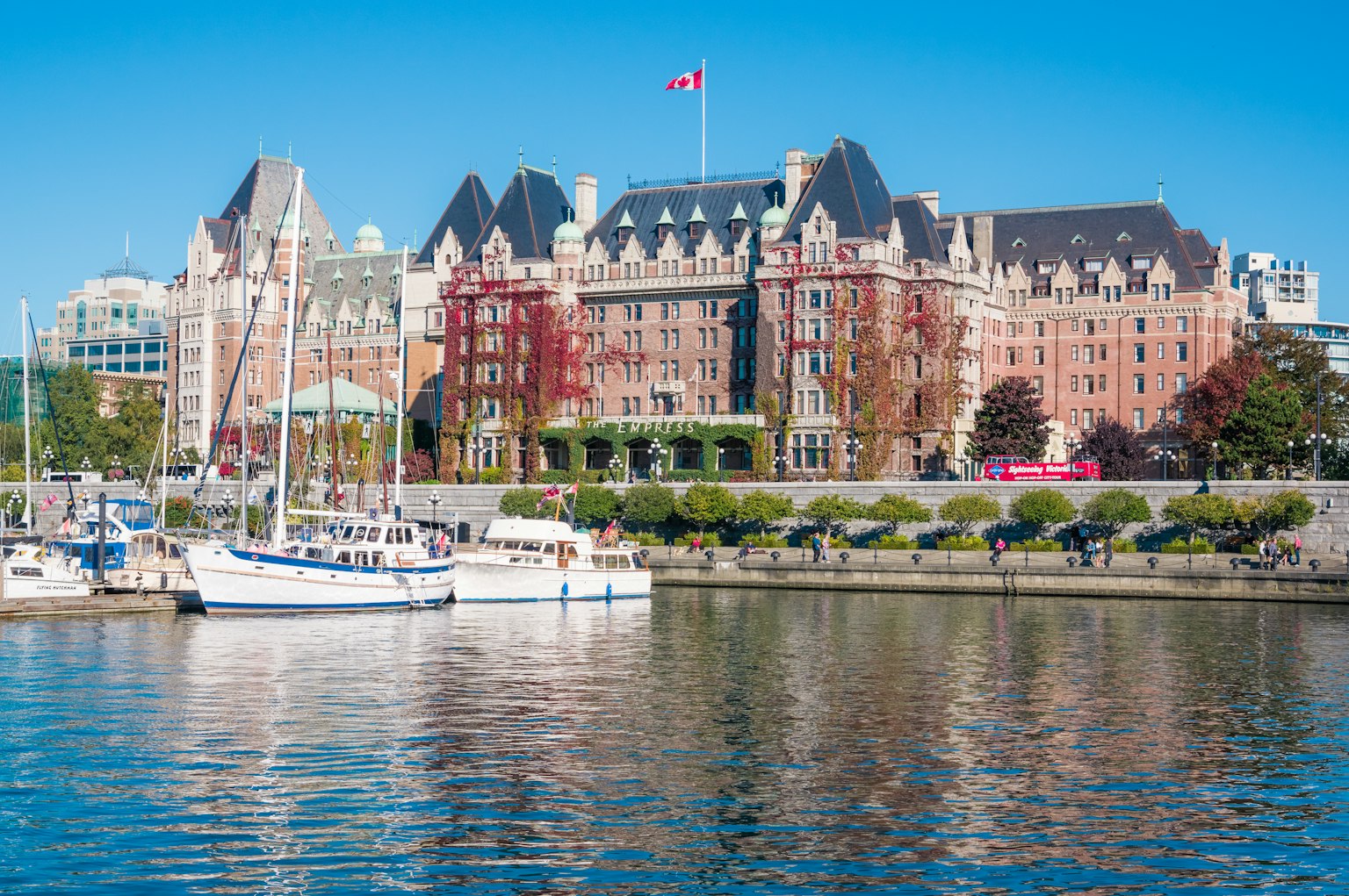 Khách sạn Fairmont Empress nổi tiếng ở Cảng Nội Victoria với những chiếc thuyền ở phía trước