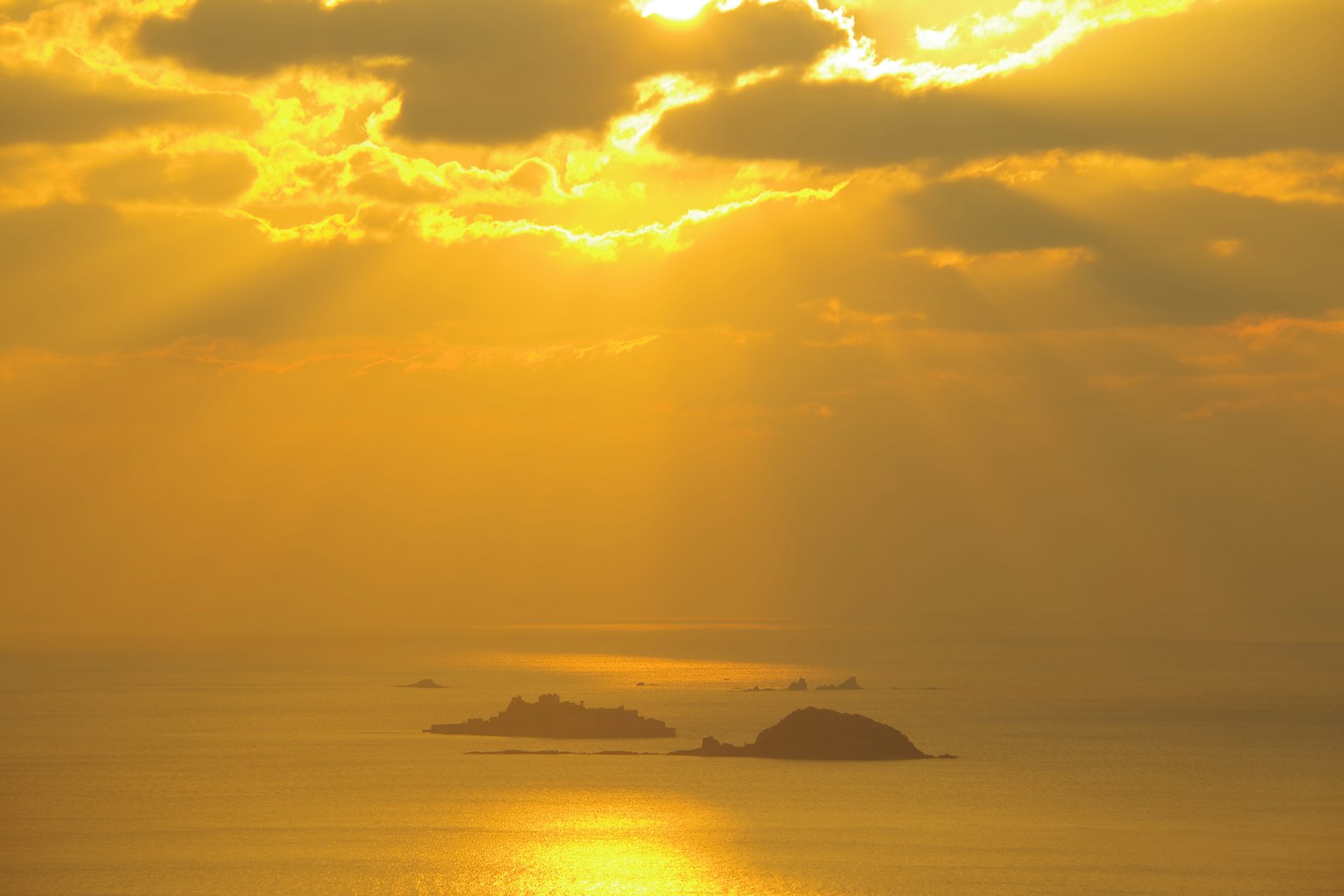 夕陽下海洋與小島的美麗風景