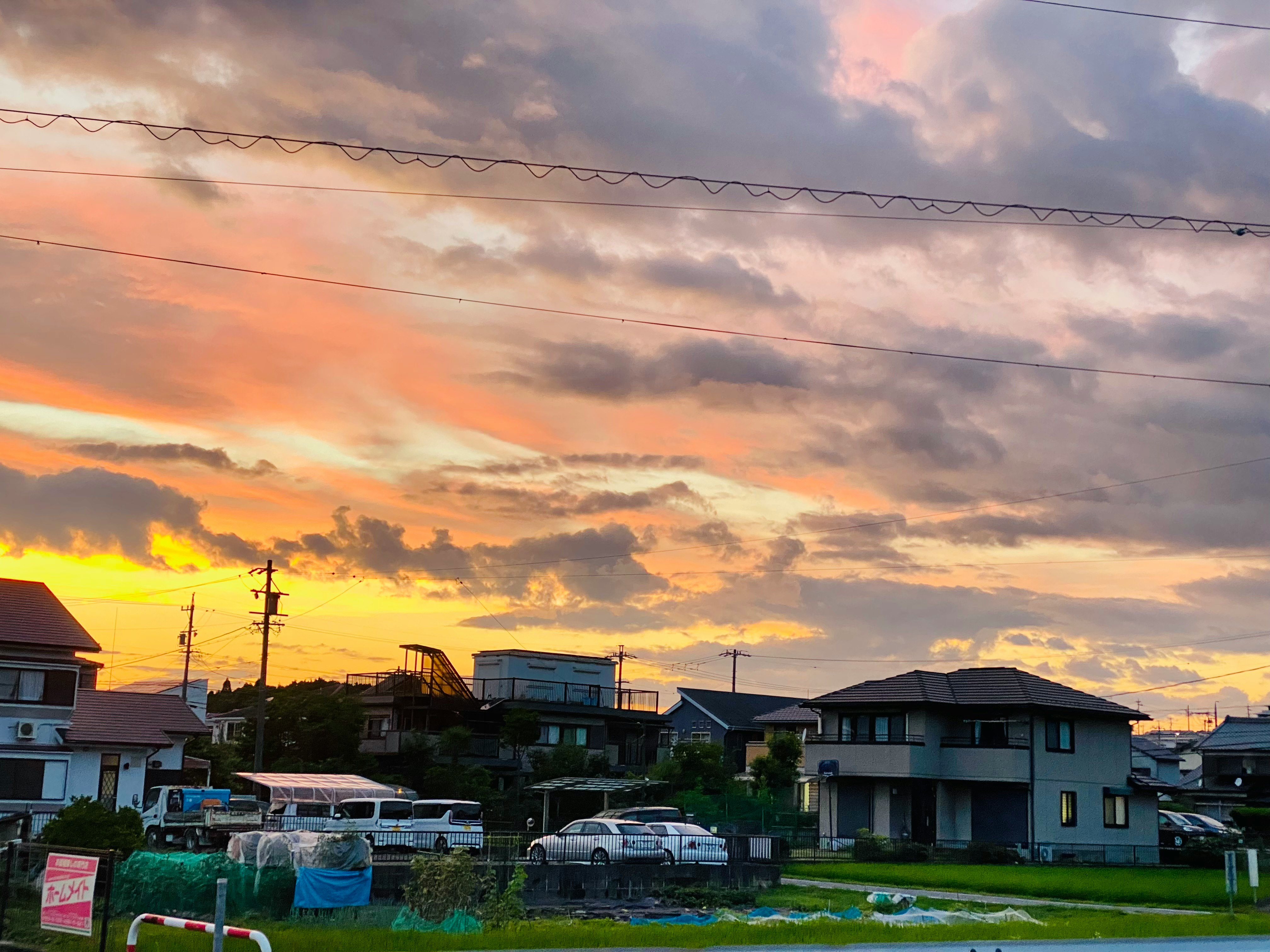 夕暮れの雲と住宅街の空