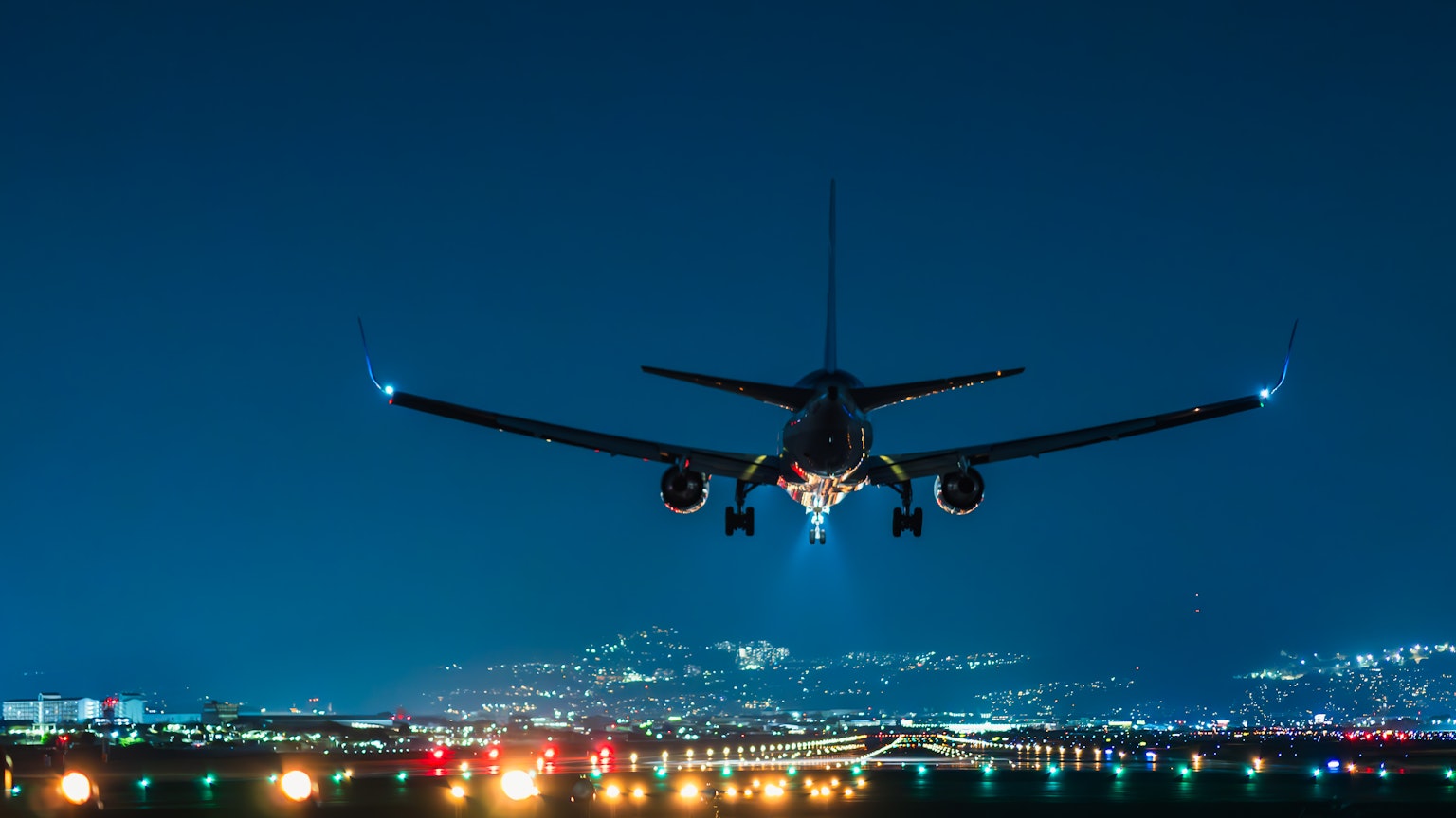 夜間飛向機場跑道的飛機