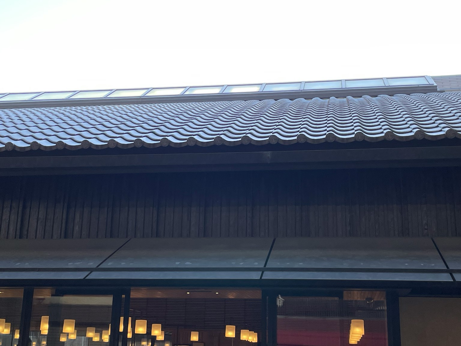 傳統日本屋頂設計與現代玻璃立面