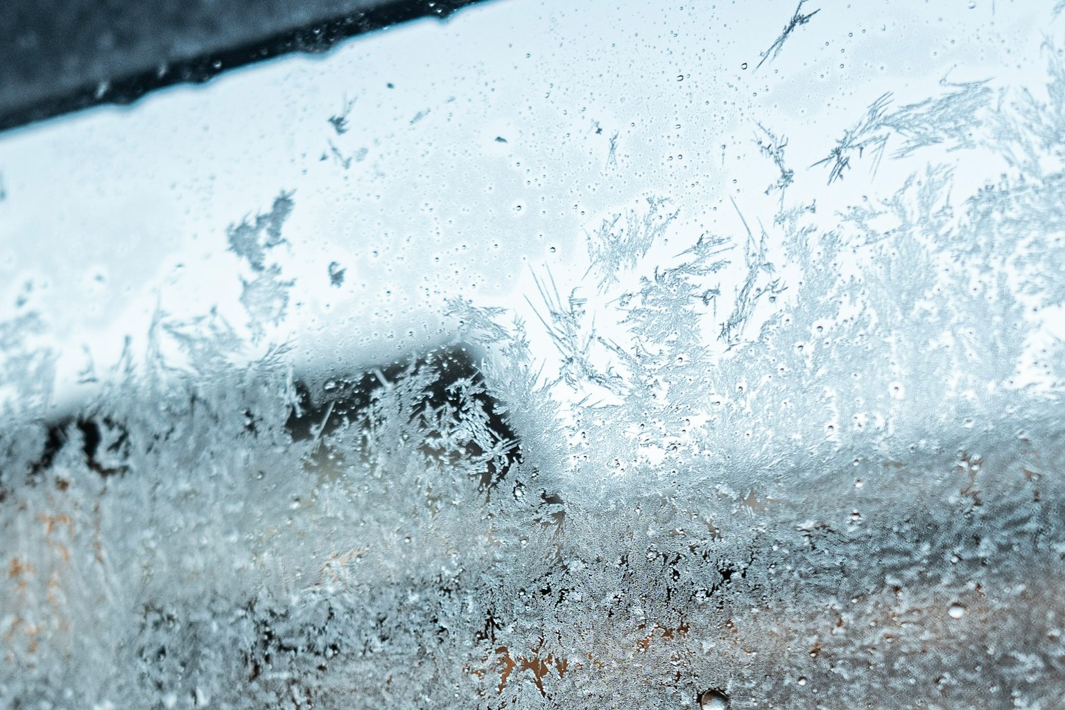 Foto in primo piano di una superficie con formazioni di cristalli di ghiaccio