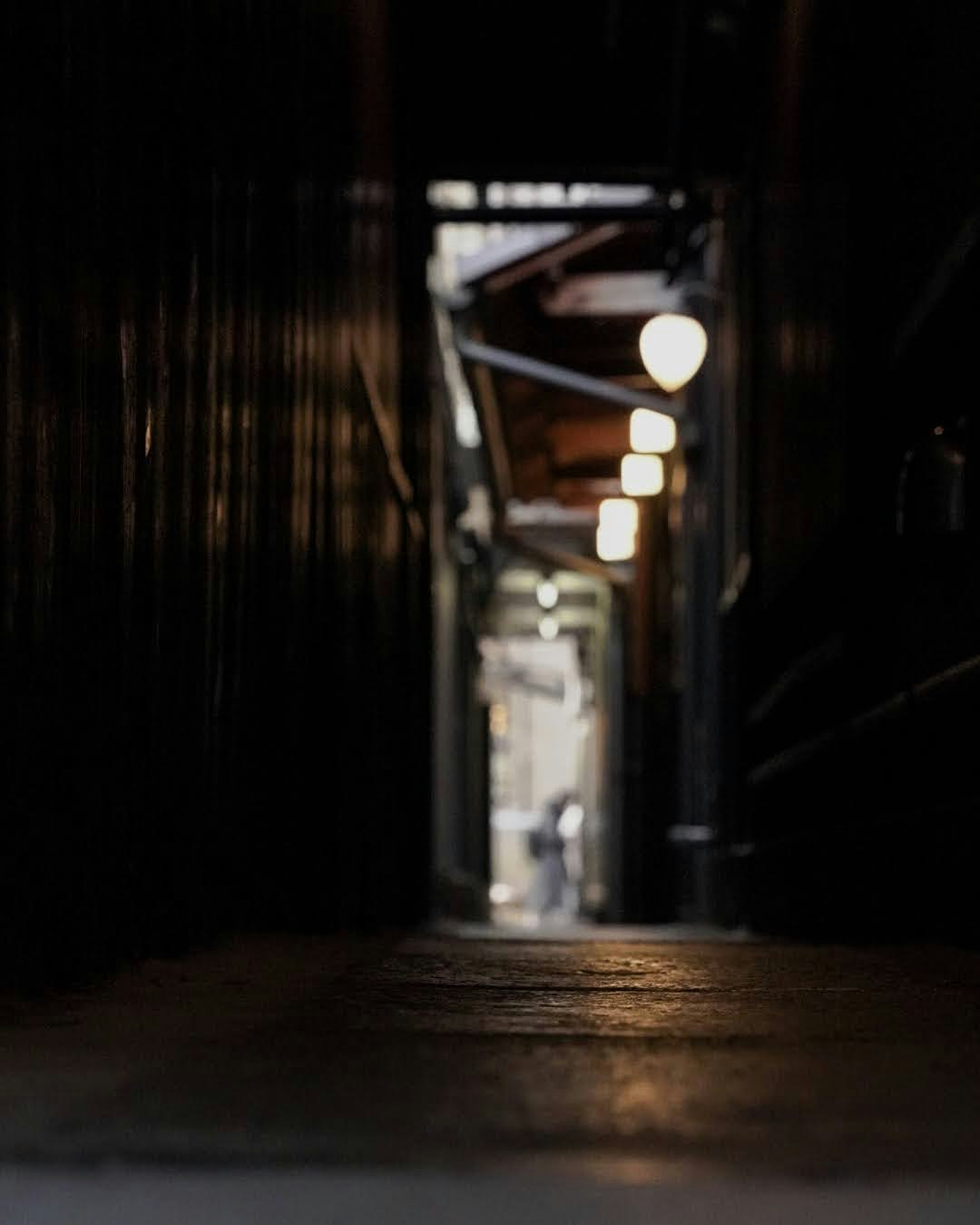 京都の路地奥に続く薄暗い小径の夜景