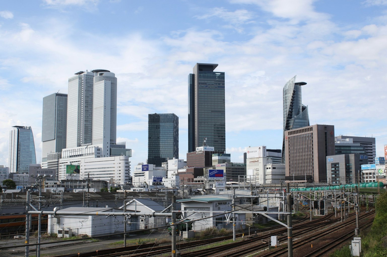 Skyline di città con grattacieli moderni e binari ferroviari