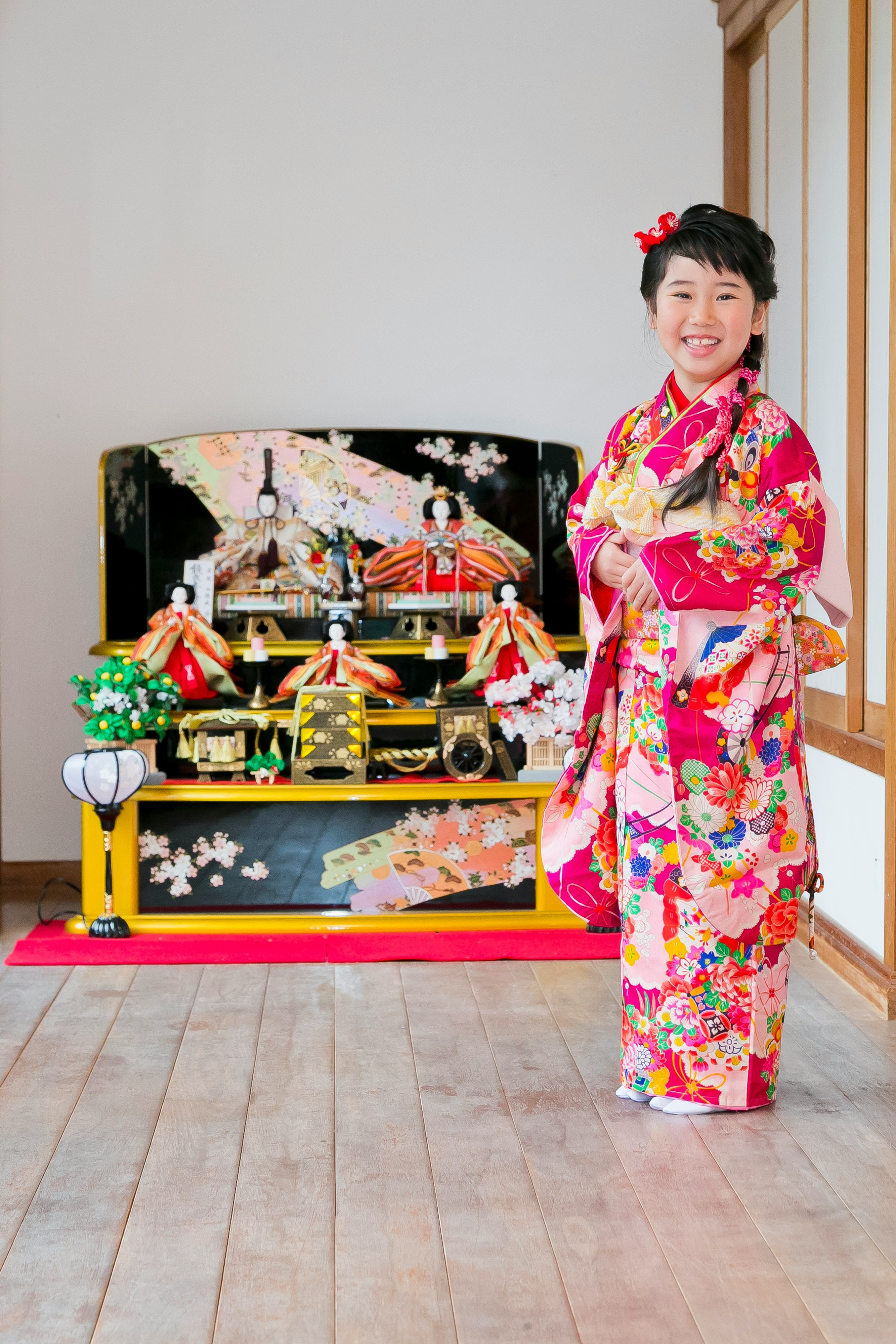 着物姿の子どもとひな人形の飾り