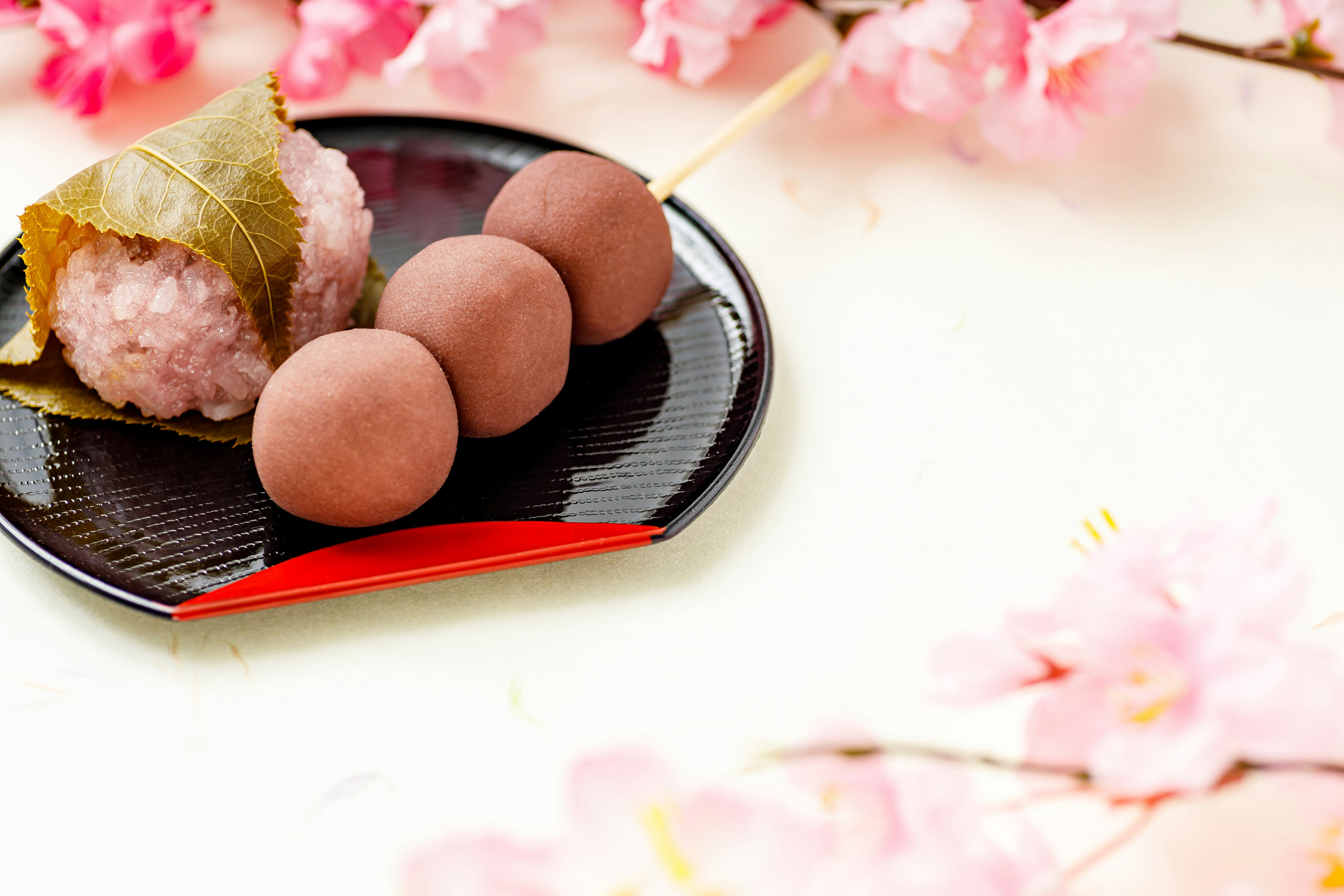 桜餅と桜色の和菓子、桜の花びらの飾り