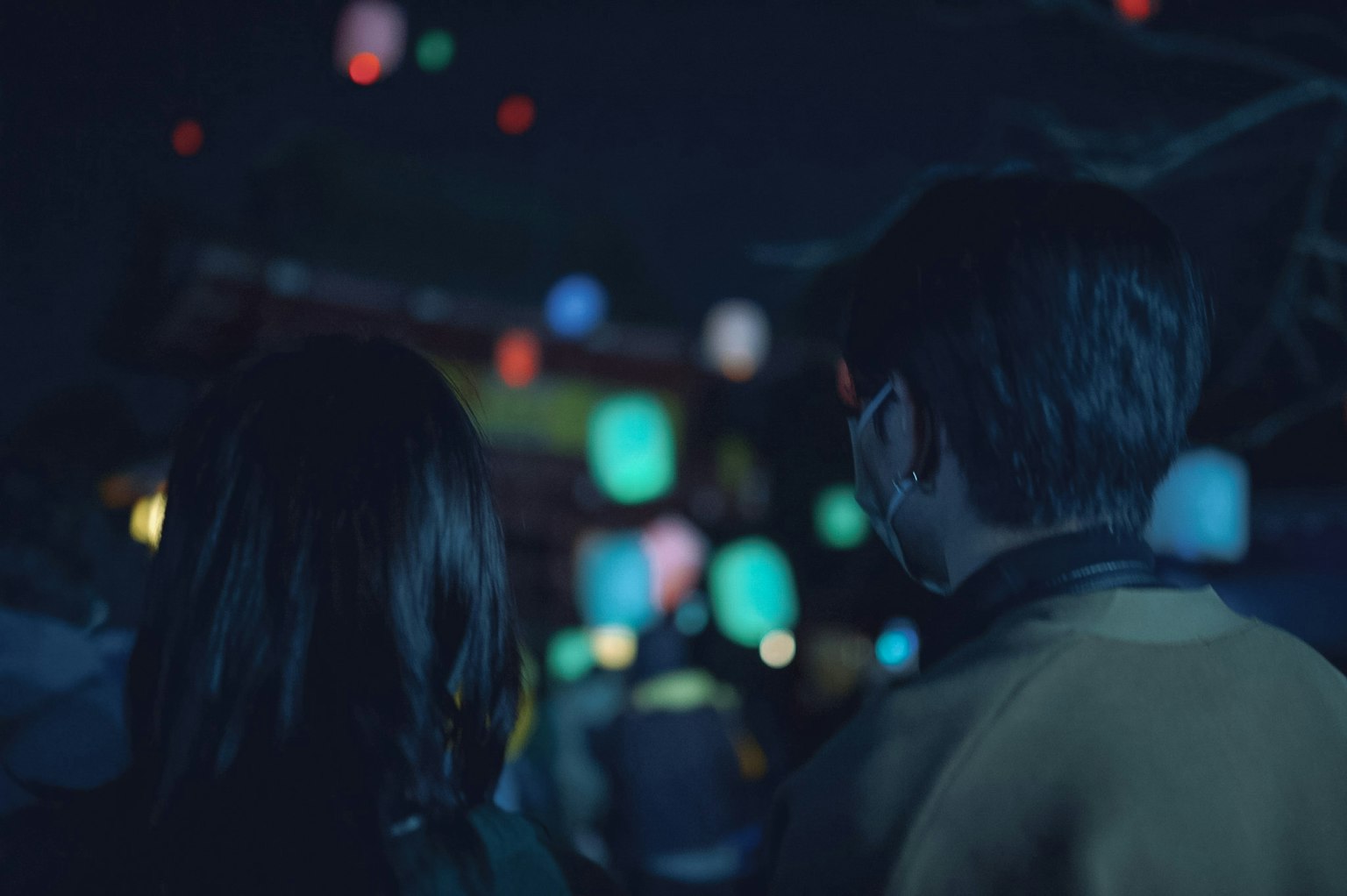 Coppia che si tiene insieme a un festival notturno con lanterne colorate