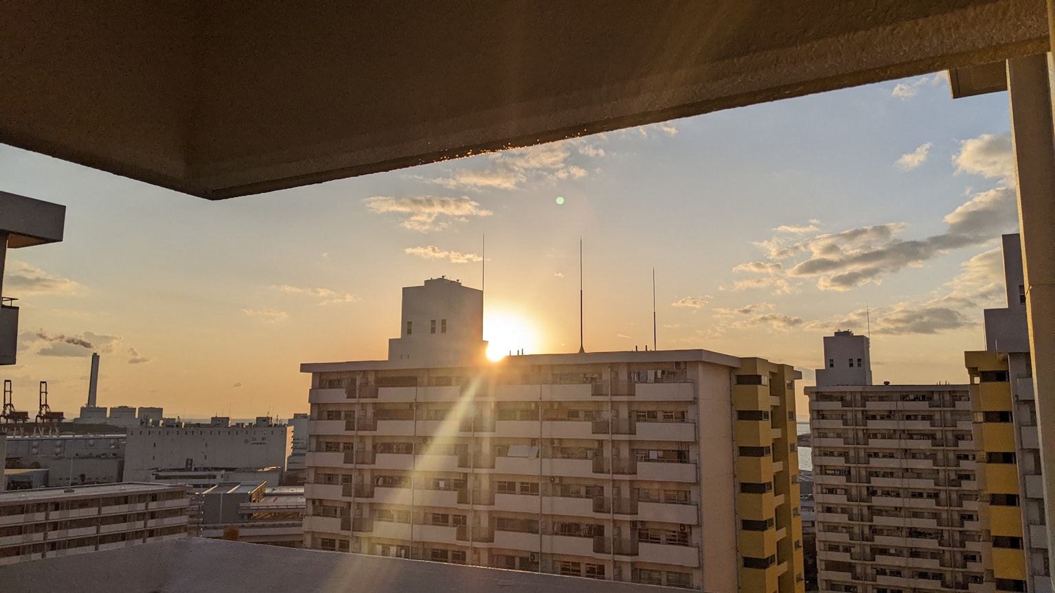 城市風景，夕陽在建築物間可見