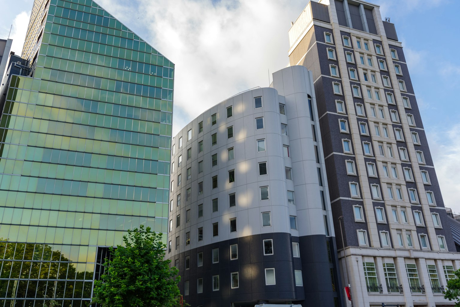 Bâtiments modernes dans un paysage urbain