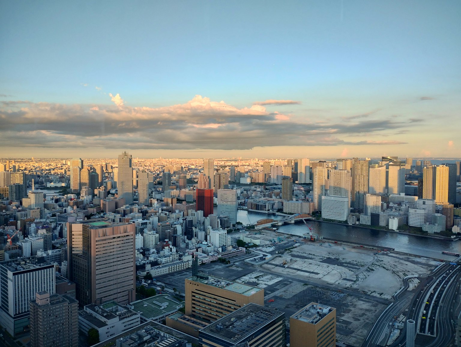 Vue panoramique de la ligne d'horizon de Tokyo avec des gratte-ciel et une rivière