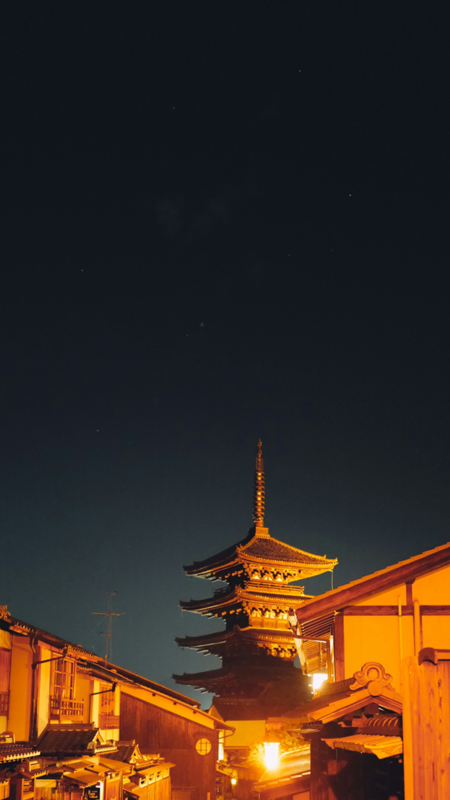 Cảnh đêm của tháp Kyoto với những con phố truyền thống