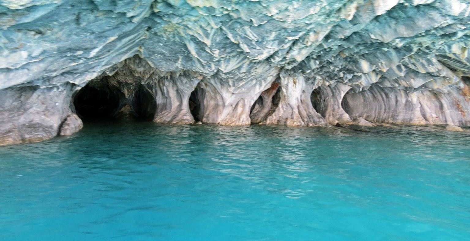 Vue pittoresque avec de l'eau bleue magnifique et des formations rocheuses de grotte