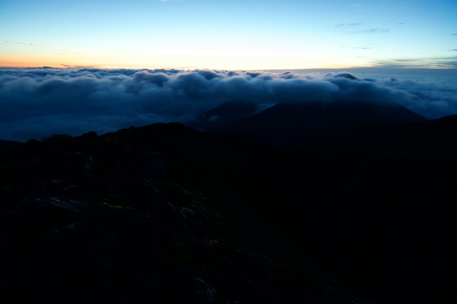 從山頂俯瞰黎明時分的雲海和藍天