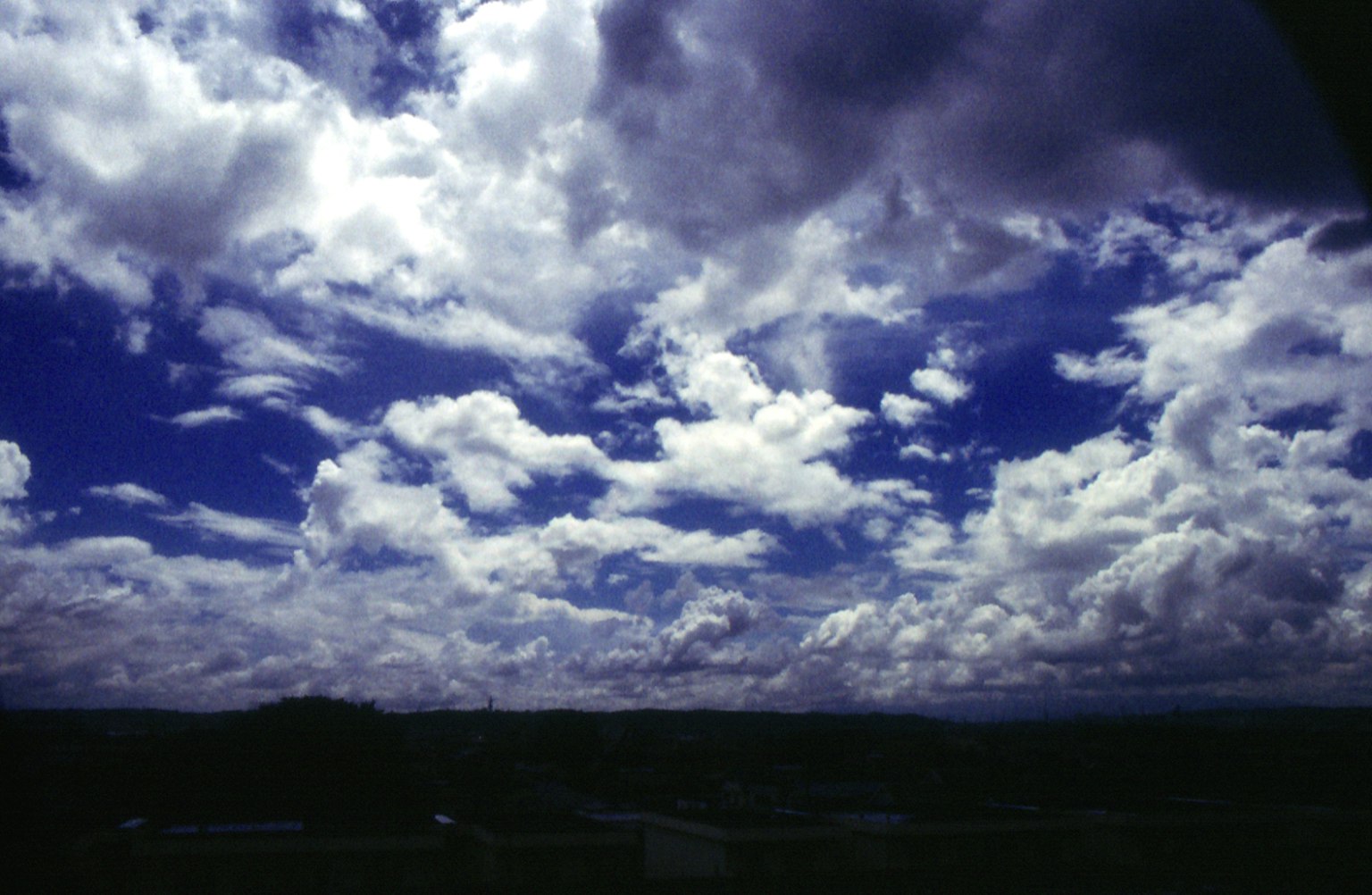 Lanskap dengan langit biru dipenuhi awan putih