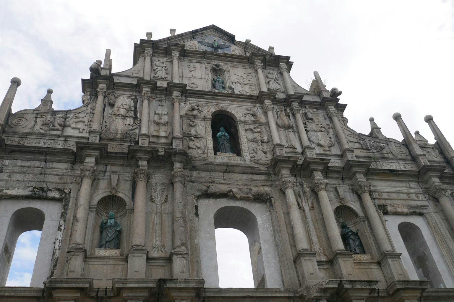 Die grandiose Fassade der Ruinen von St. Paul in Macau mit aufwendigen Skulpturen