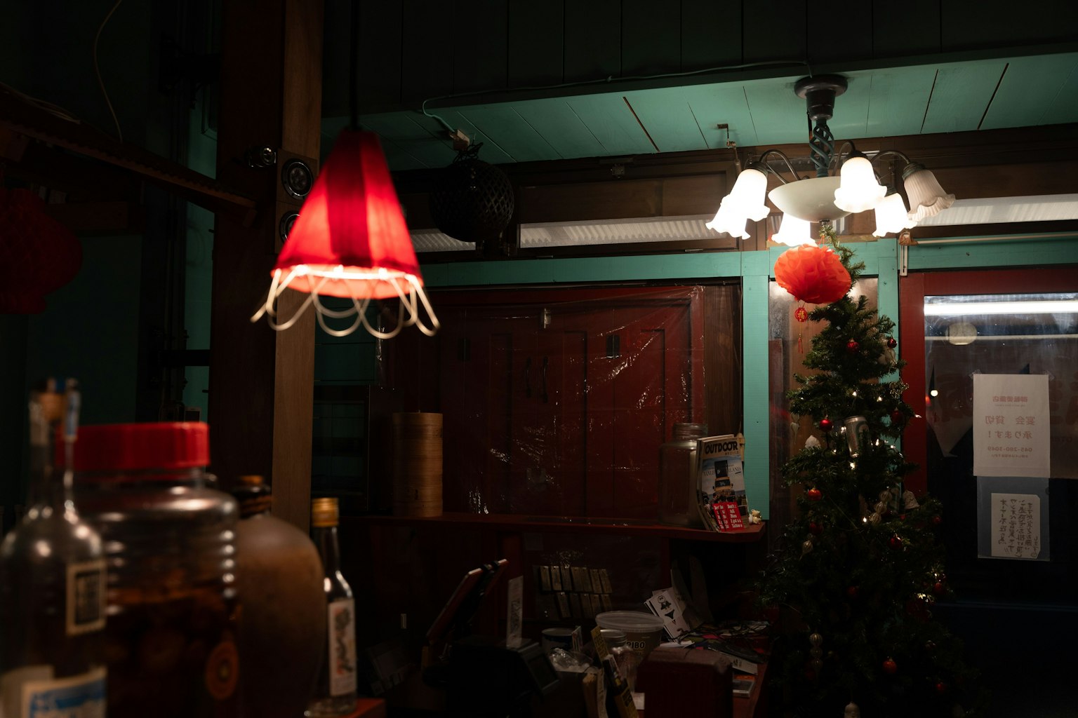 Cảnh trong nhà ấm cúng với đèn đỏ và cây thông Noel