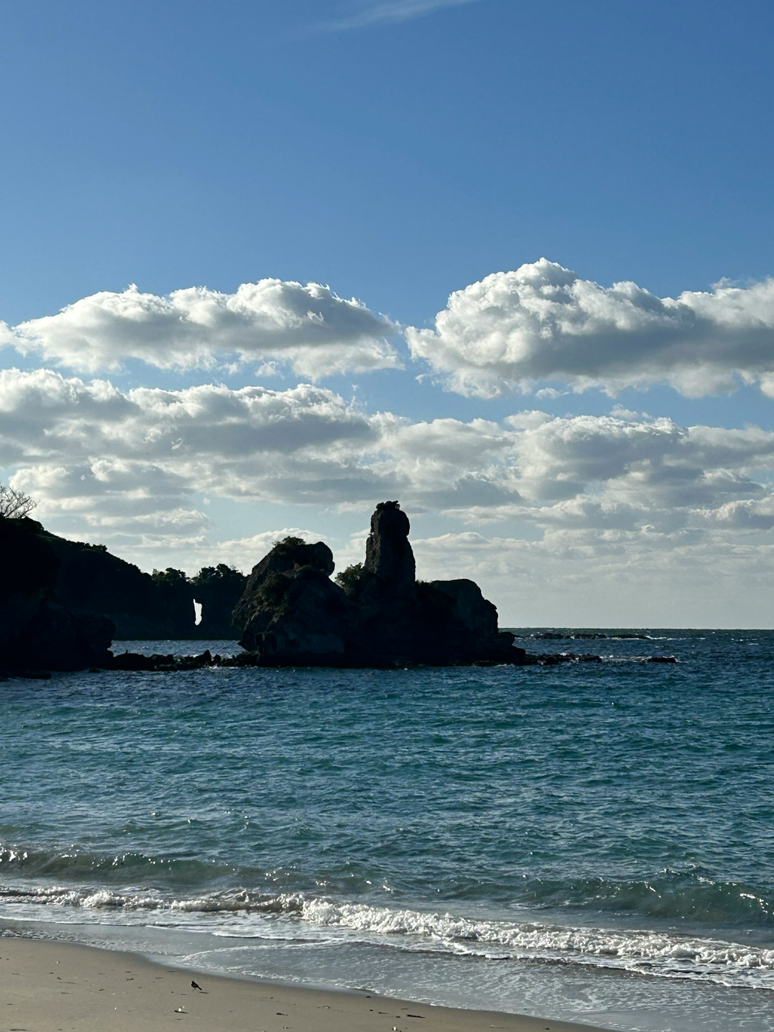 美麗的海岸線景觀，藍色海洋和沙灘