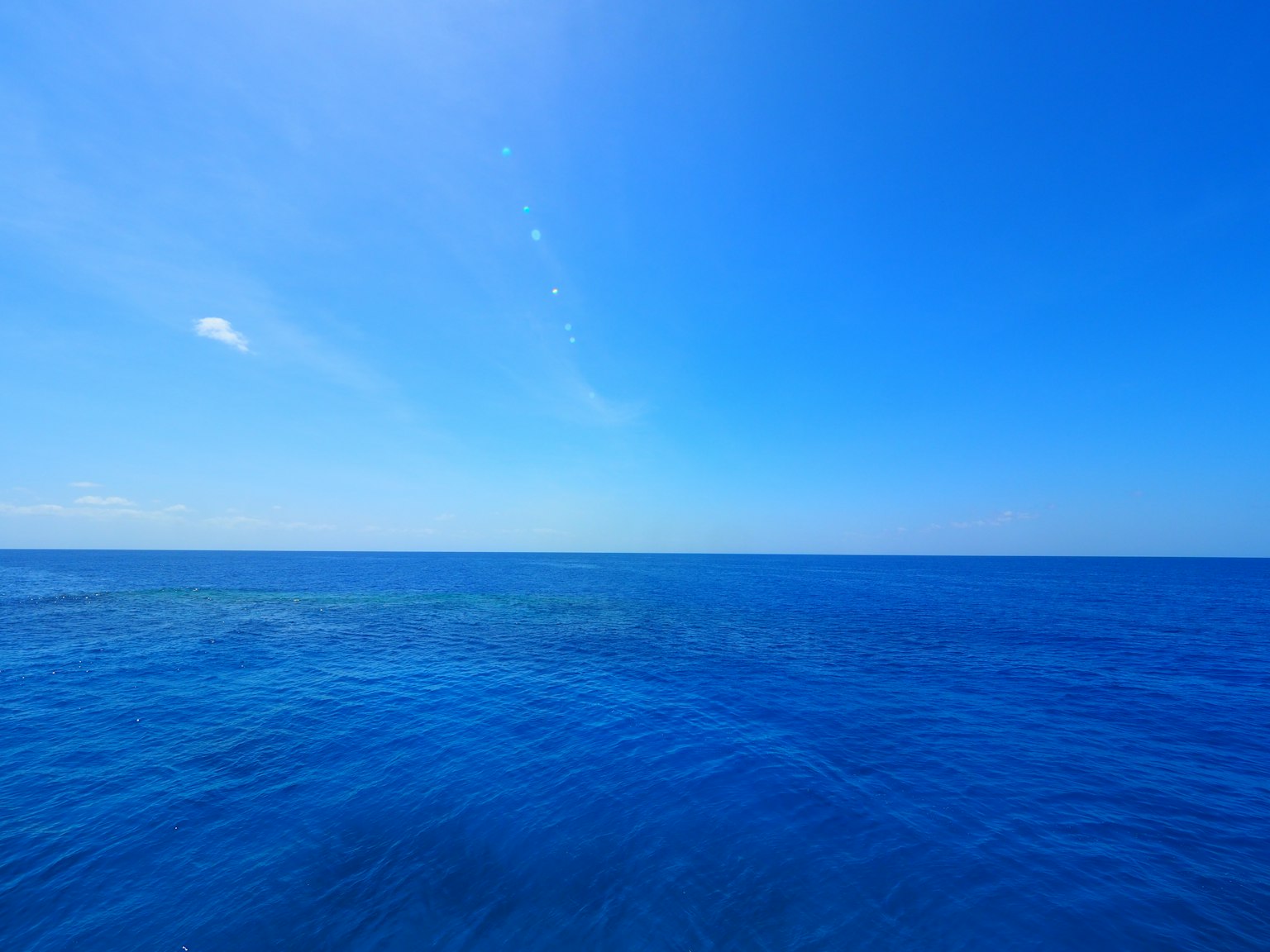 Amplio océano azul bajo un cielo azul claro