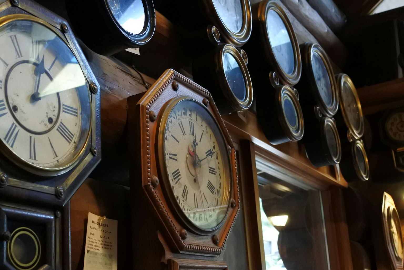 Vista interna che mostra una collezione di orologi da parete con vari design