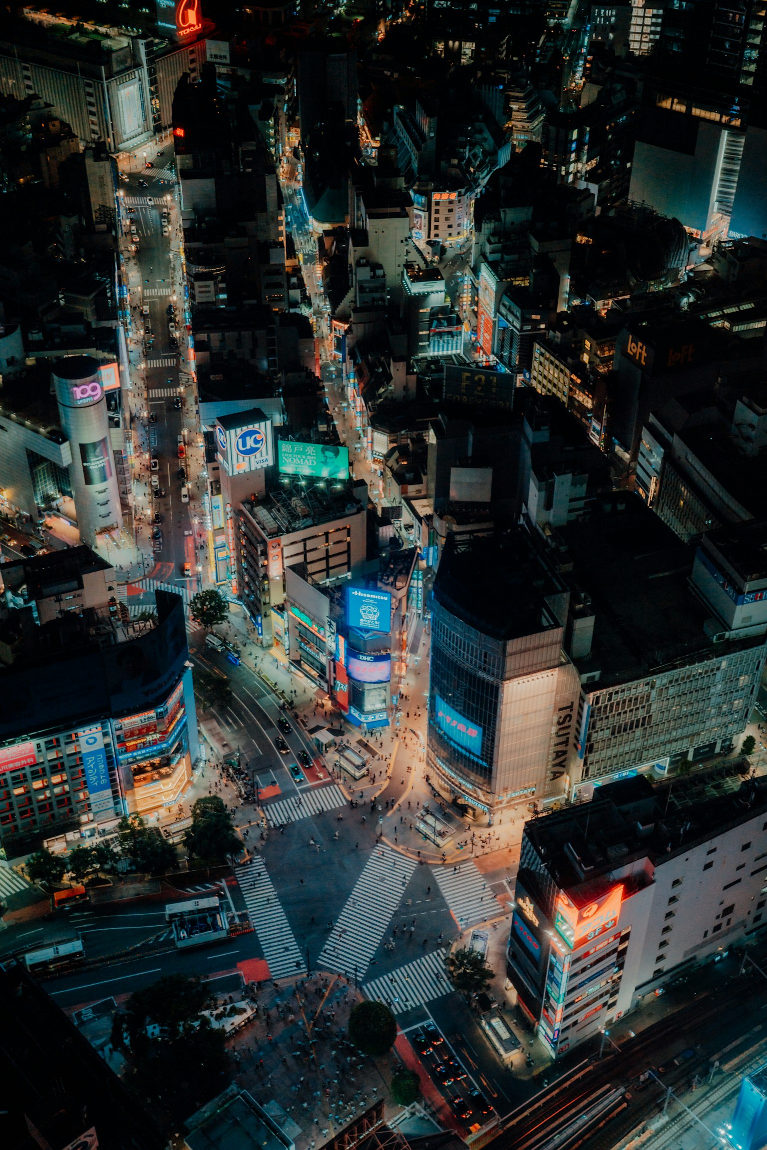 Vista notturna dell'area urbana di Tokyo prospettiva aerea luci dell'incrocio