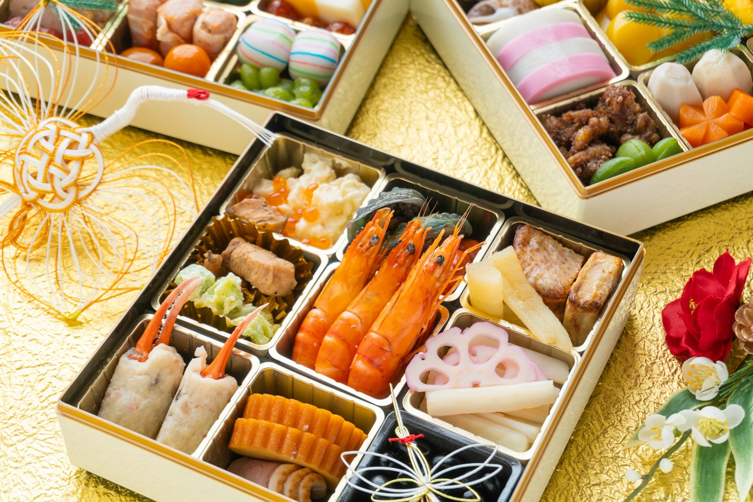 Cuisine osechi joliment disposée sur un fond doré