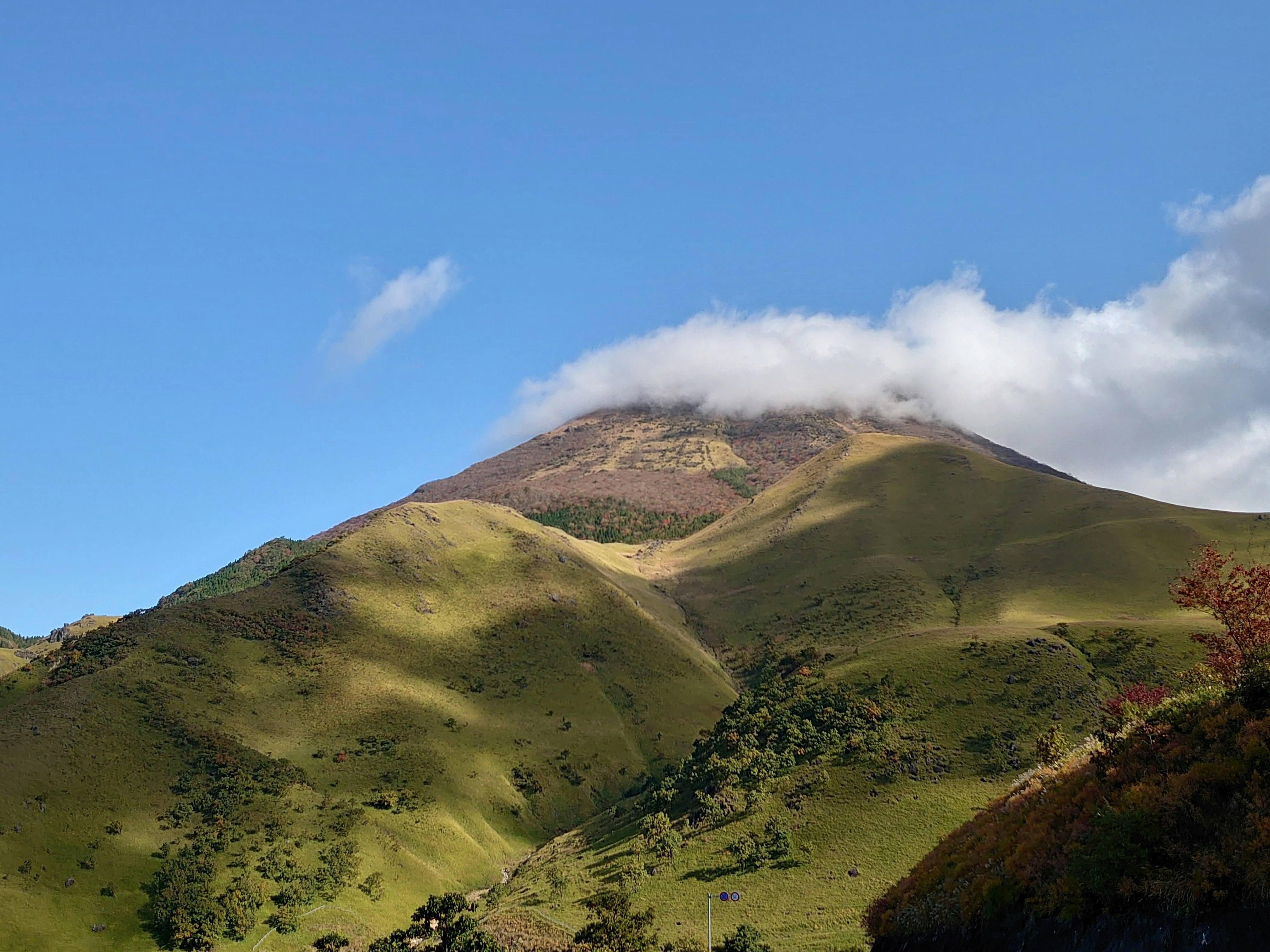 由布岳を望む緑の山並みと青空