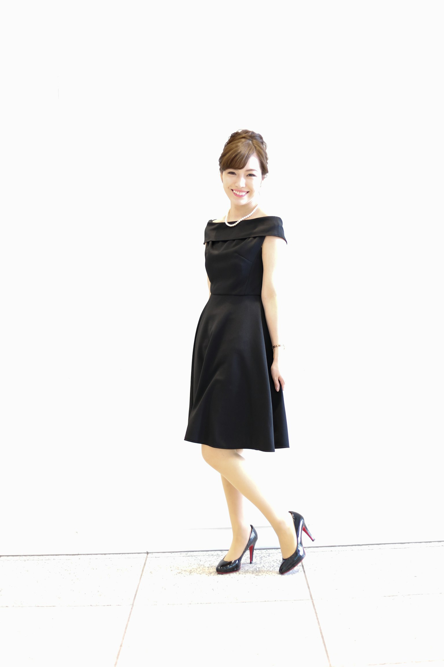Donna in abito nero che posa