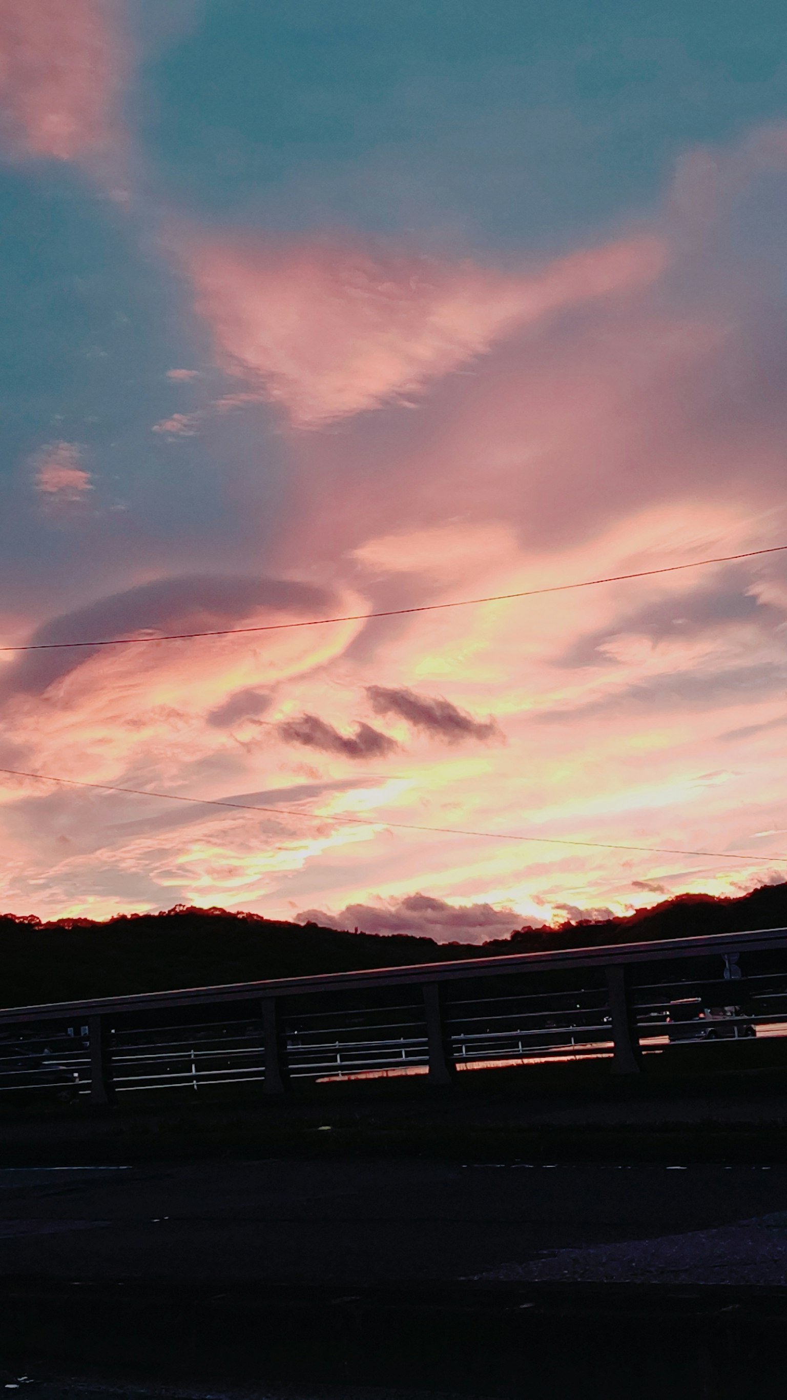 Stupendo tramonto con colori vivaci su un paesaggio fluviale