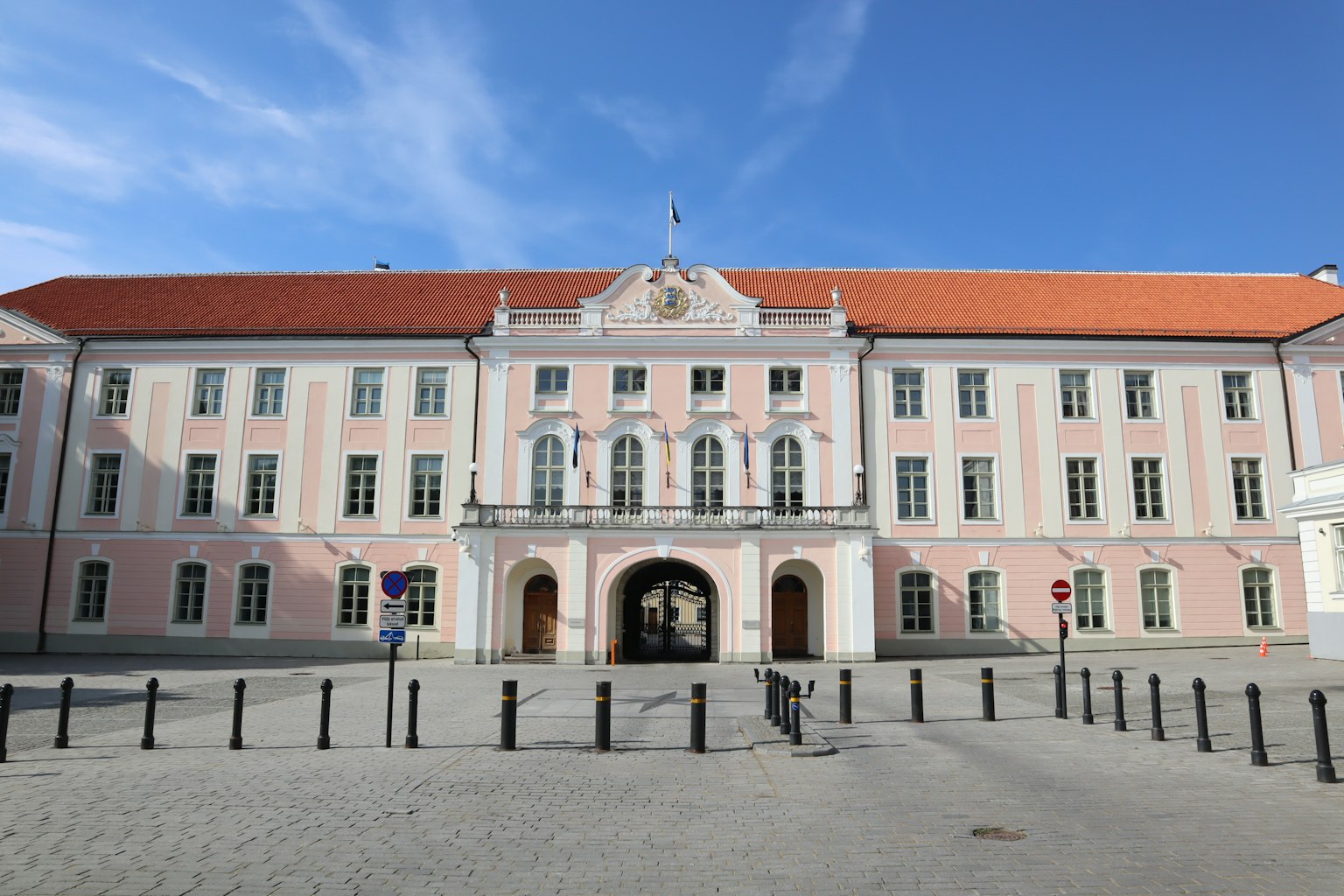 Mặt tiền tòa nhà lịch sử ở Tallinn Estonia với tường hồng đẹp và mái đỏ