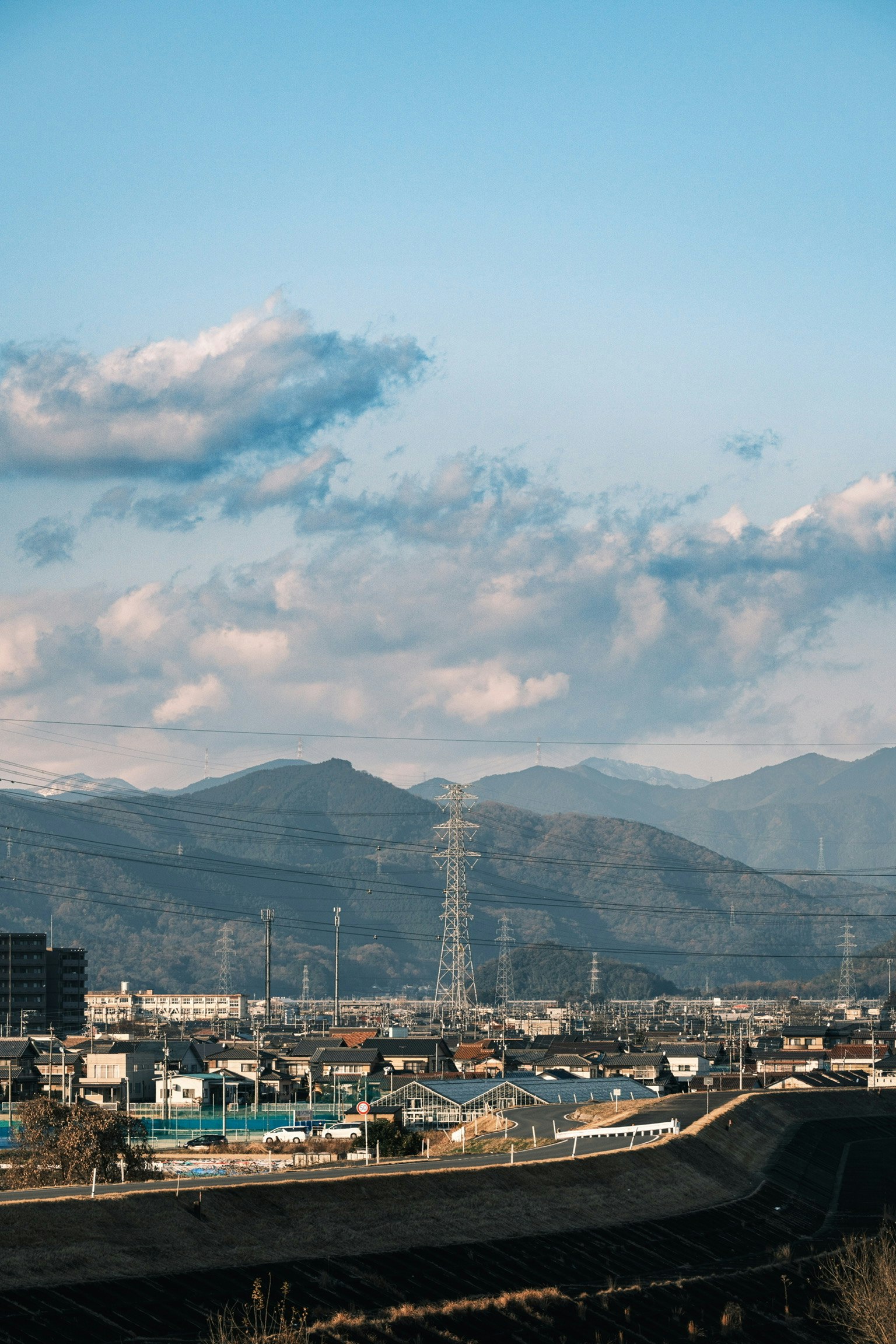城市风景与山脉和蓝天中的云彩