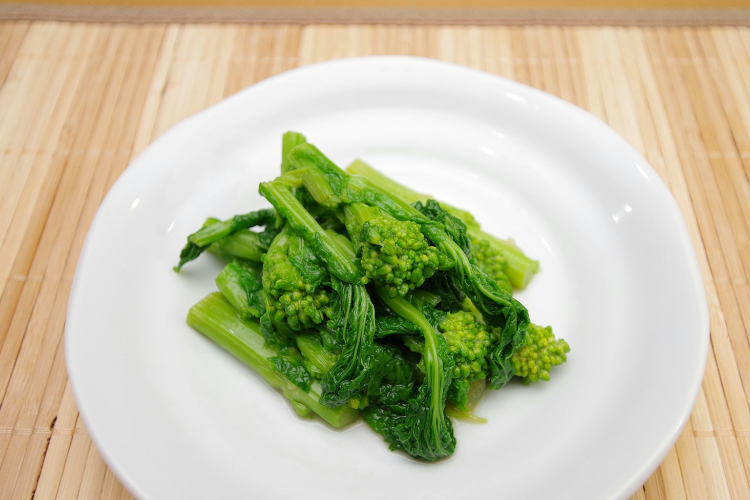 新鮮西蘭花菜放在白盤子上