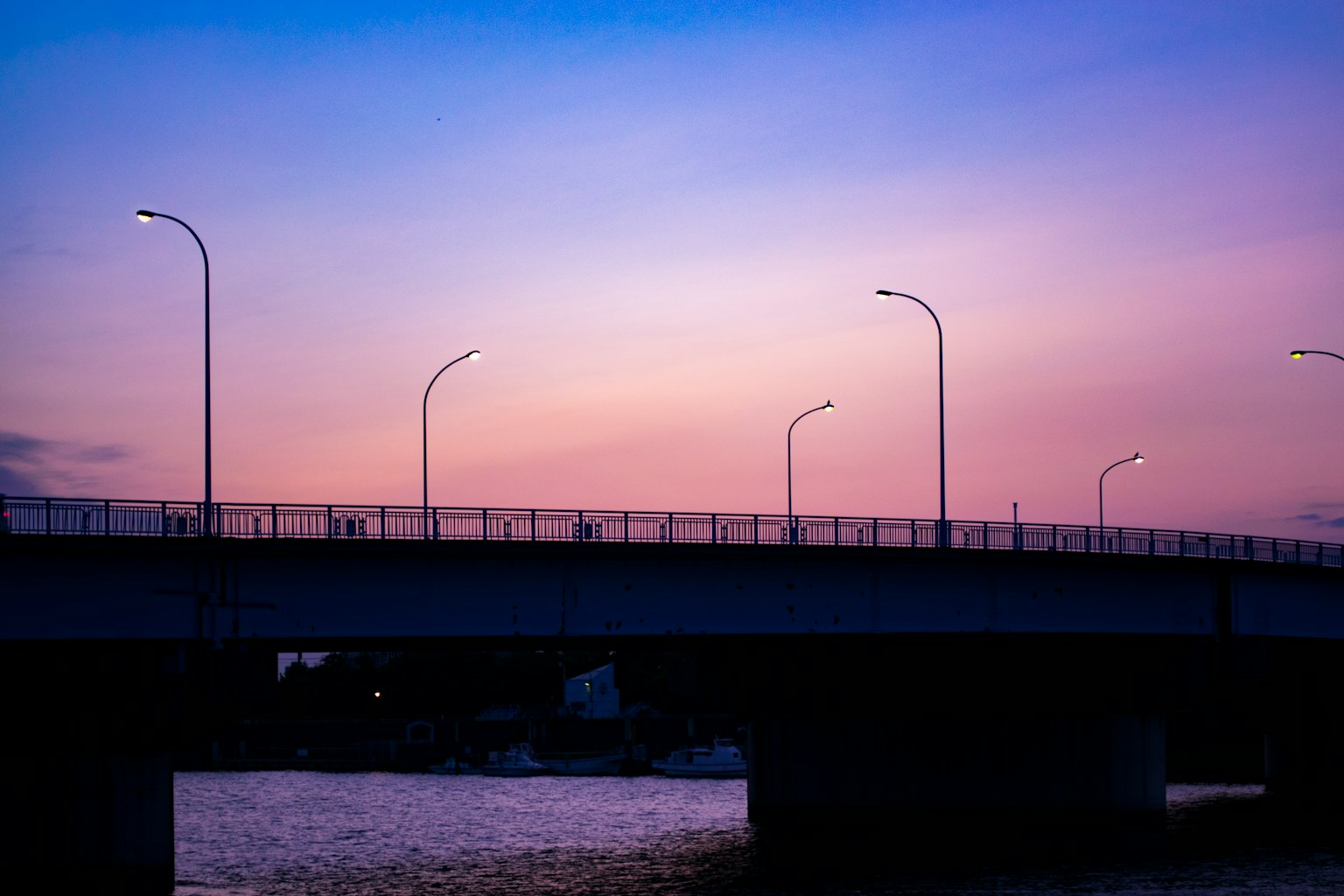 Ponte con lampioni contro un bel cielo al tramonto