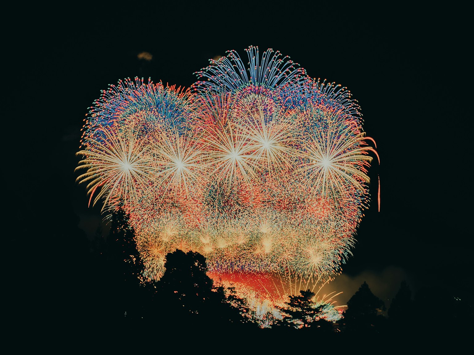 Bunte Feuerwerke, die am Nachthimmel explodieren