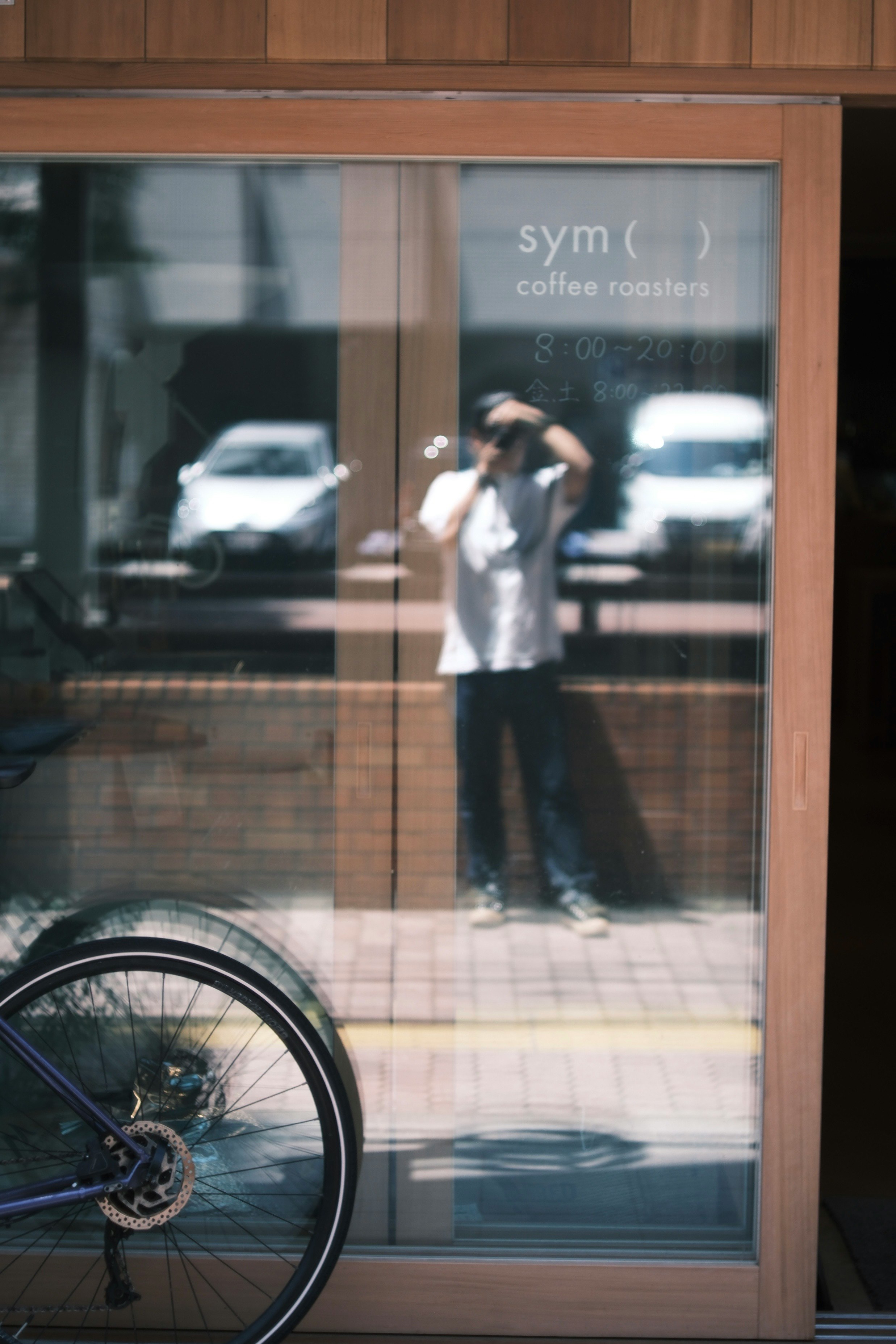 후쿠오카 히가시구 sym coffee roasters 매장 앞과 자전거, 실내 분위기
