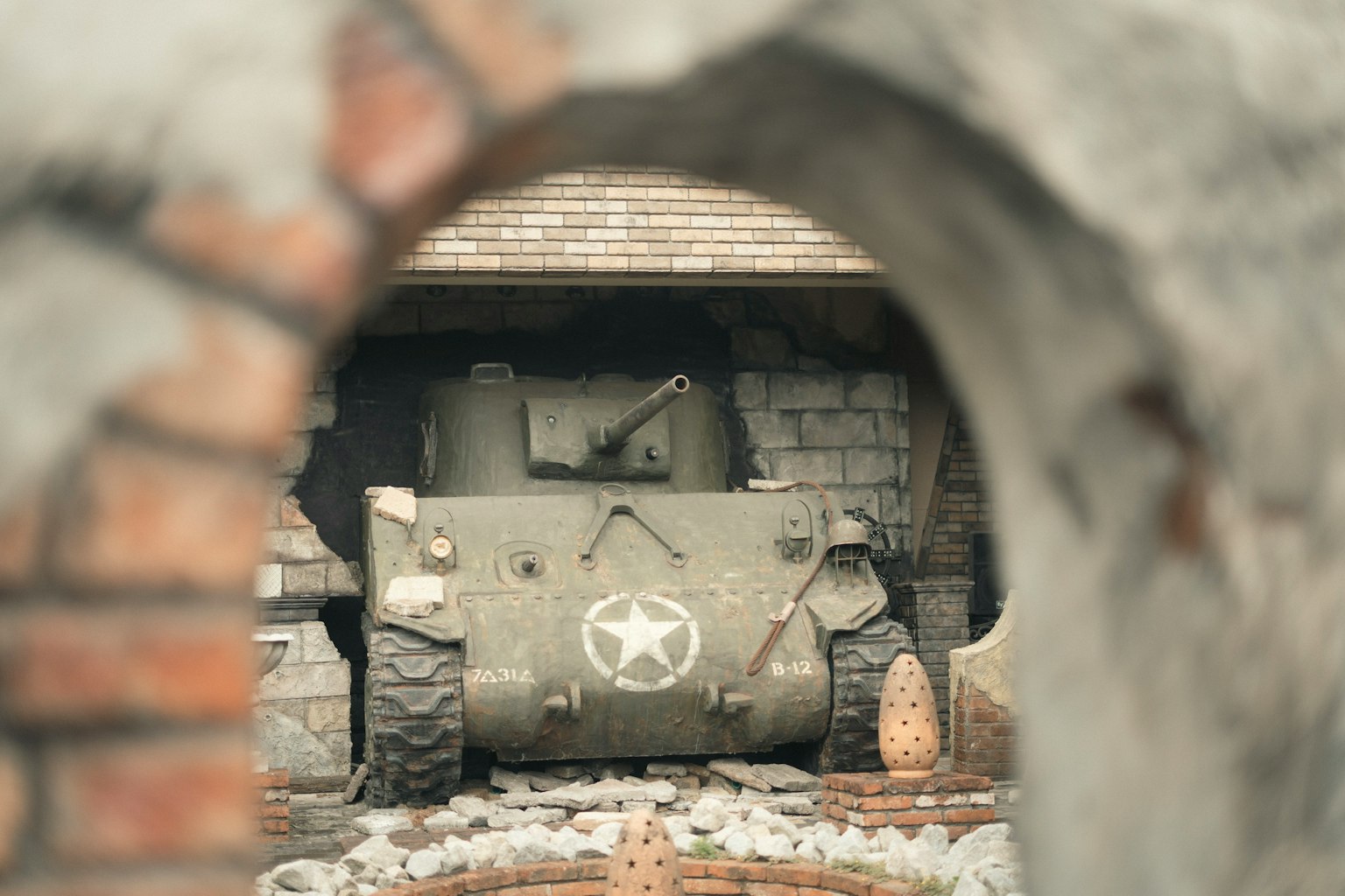 Grüner Panzer sichtbar in einer Steinkonstruktion