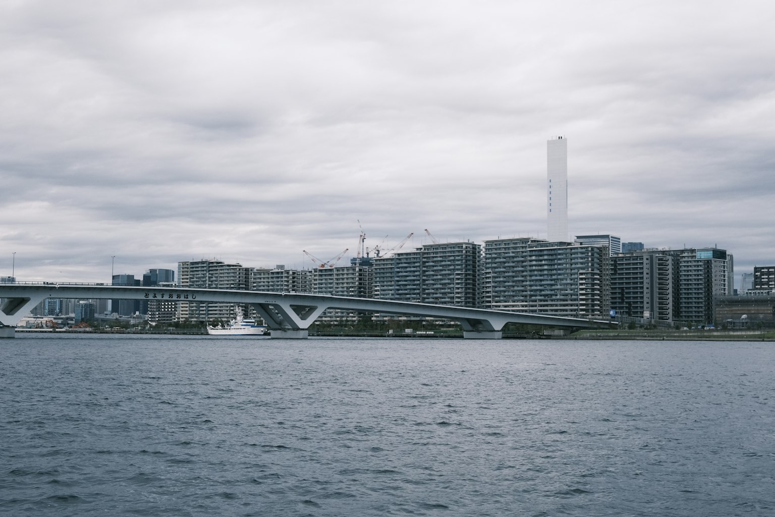 Paysage urbain moderne avec un pont sous un ciel nuageux