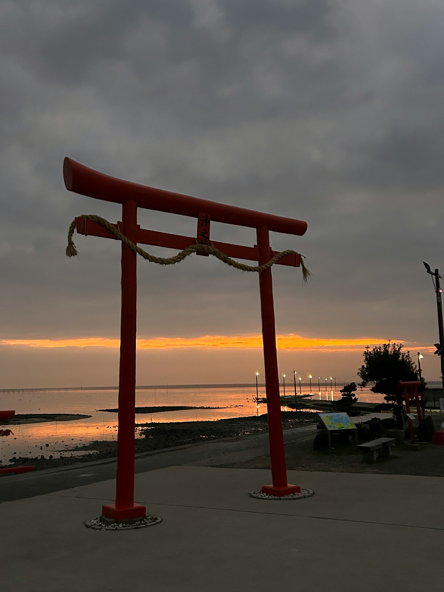 海灘上的紅色鳥居與日落背景