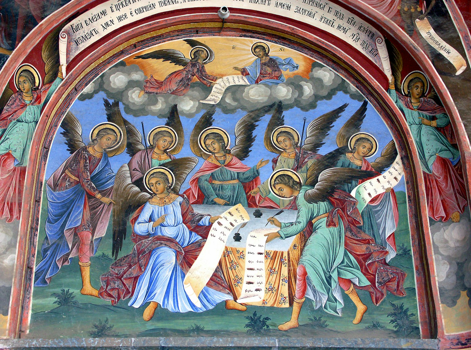 Bellissimo affresco religioso che rappresenta angeli attorno a un rotolo
