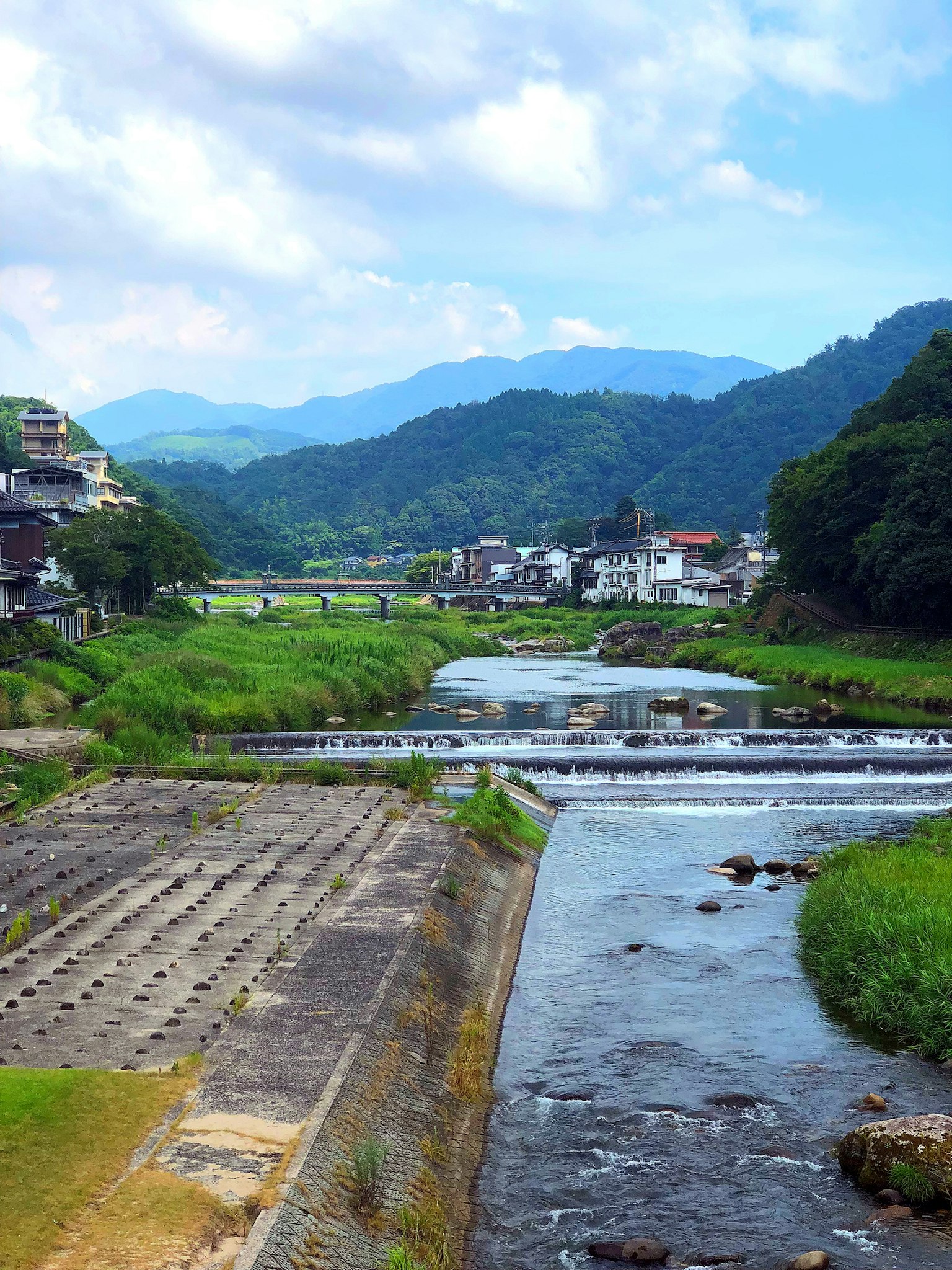 Vista escénica de un río rodeado de montañas y vegetación exuberante