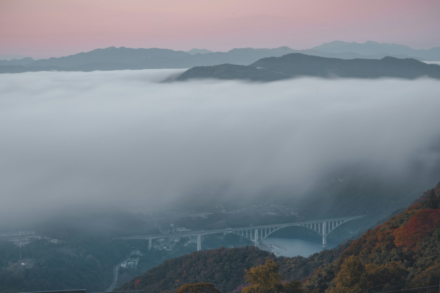 안개에 덮인 산과 다리의 경치
