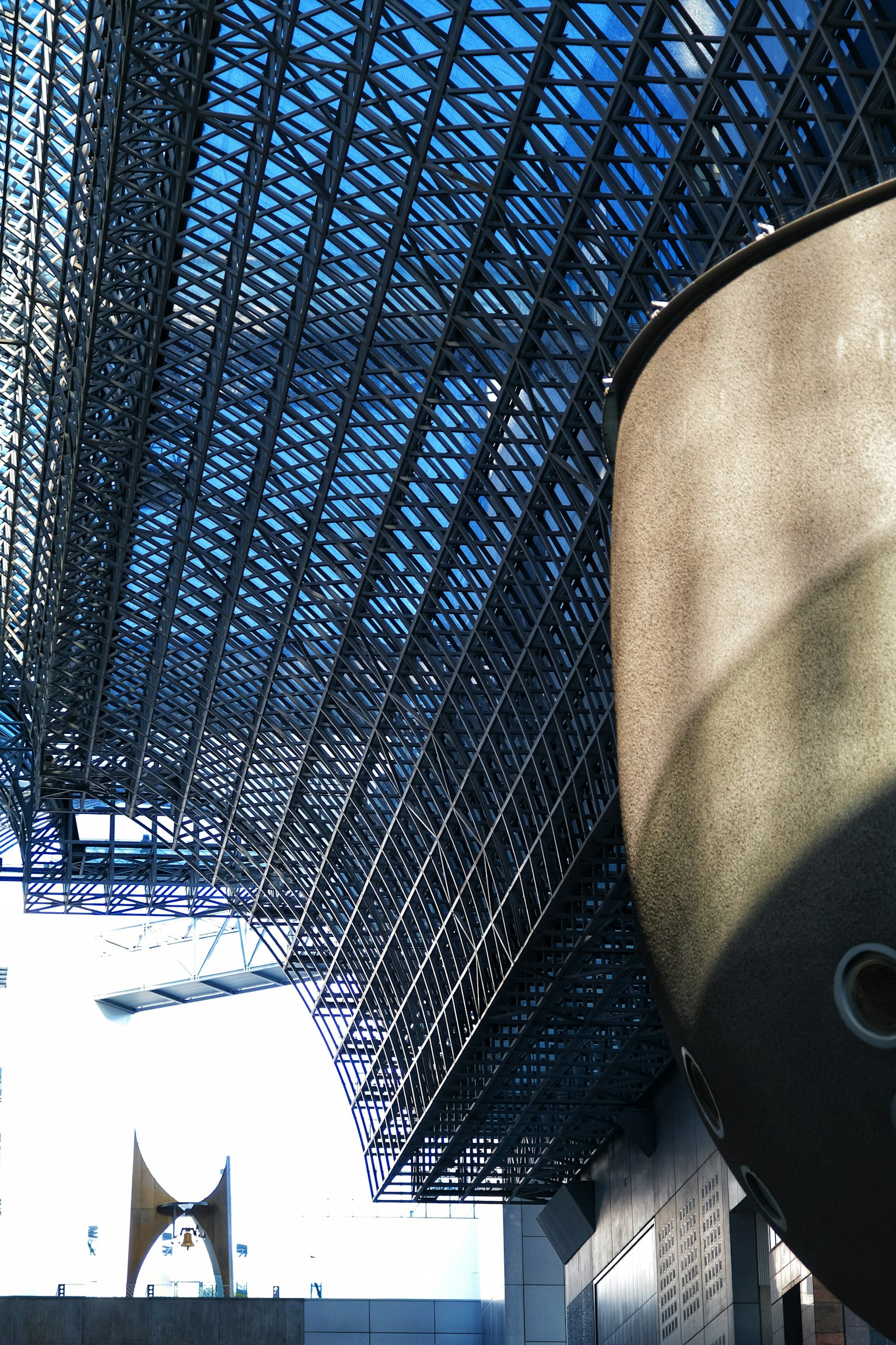 Vue rapprochée d'un toit et d'éléments structurels Design en acier et verre