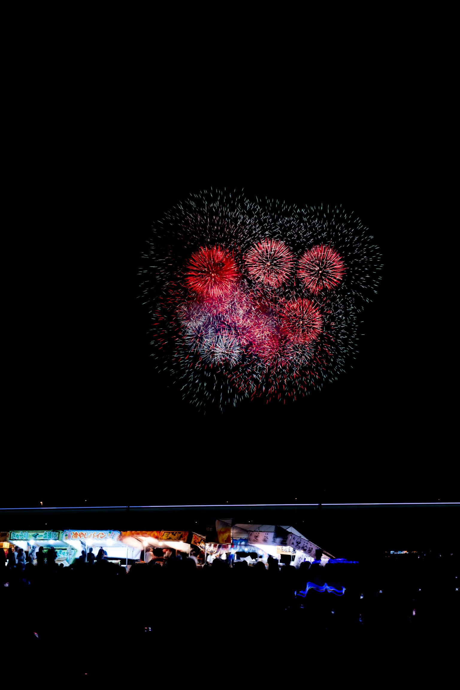 夜空中的煙火表演鮮豔的紅色和藍色大爆炸