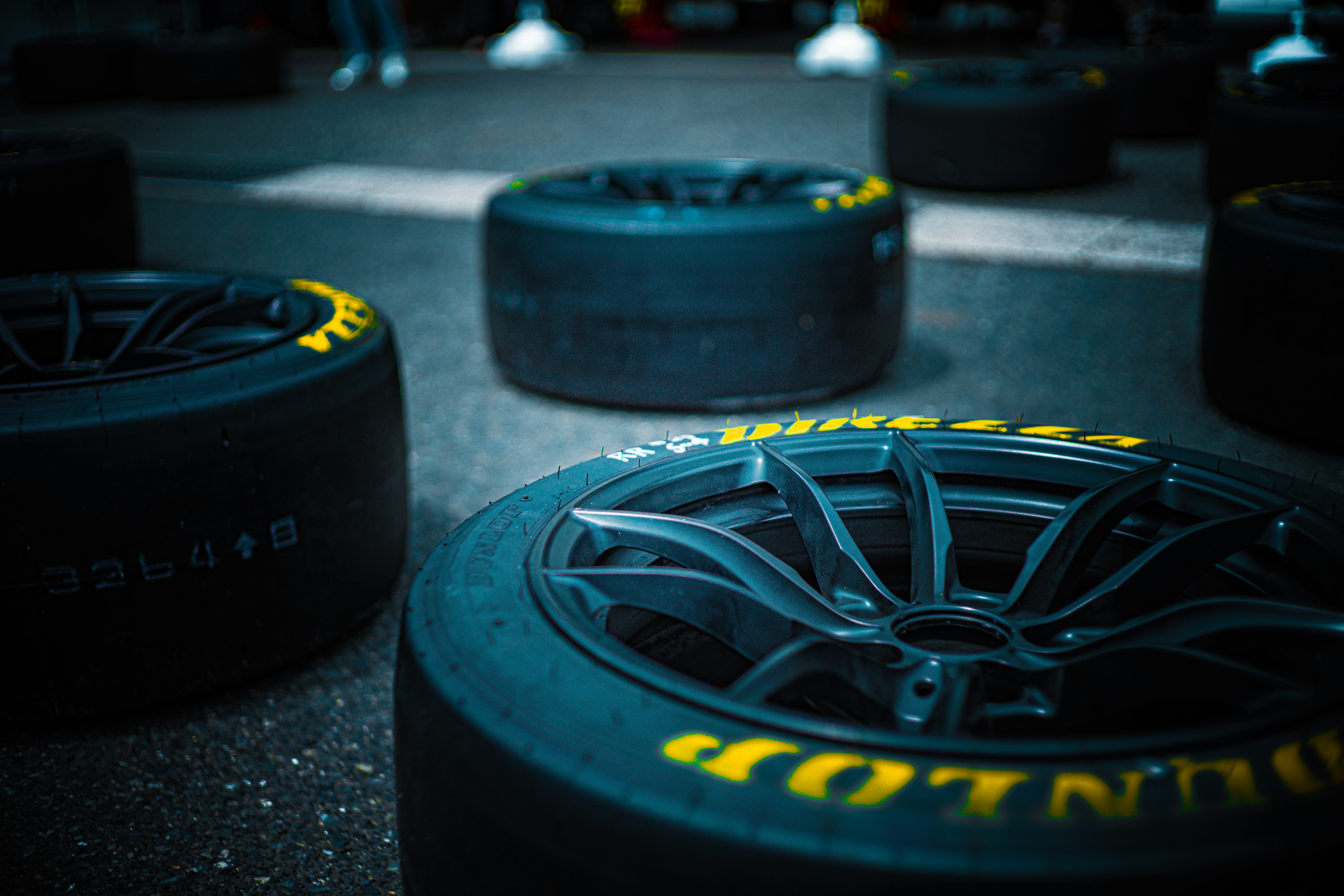 タイヤのあるカートレース用ホイールのクローズアップ